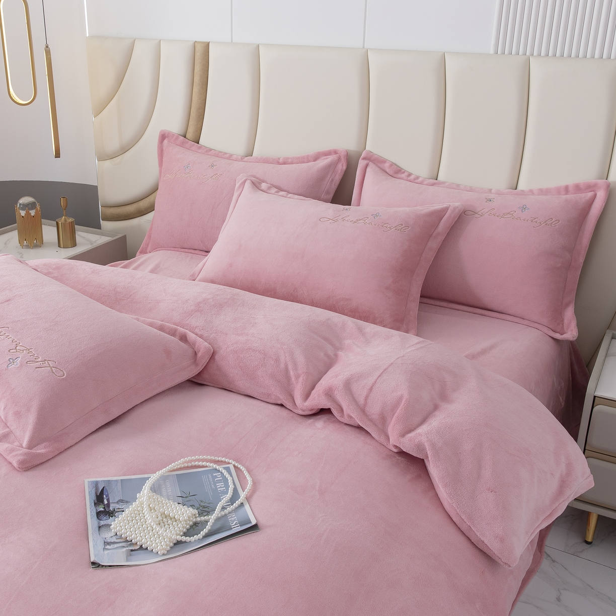 91家纺网 家纺一手货源 找家纺 贝尔 2025新款纯色高克重牛奶绒刺绣四件套-羽魅 羽魅-粉色