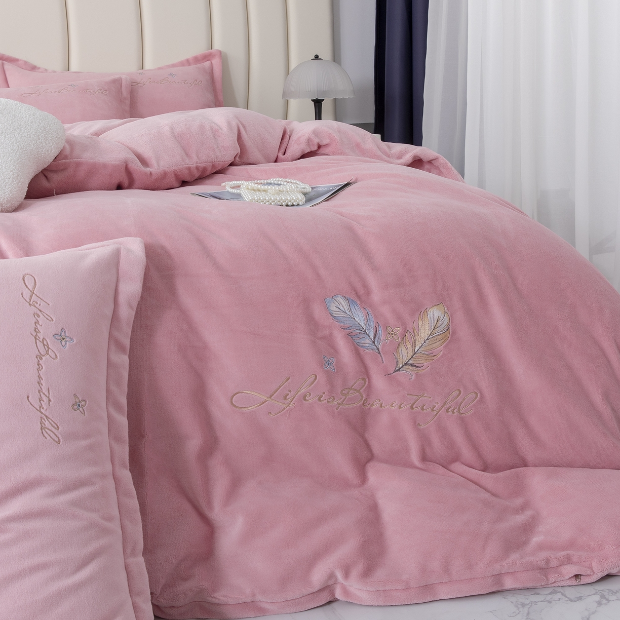 91家纺网 家纺一手货源 找家纺 贝尔 2025新款纯色高克重牛奶绒刺绣四件套-羽魅 羽魅-粉色