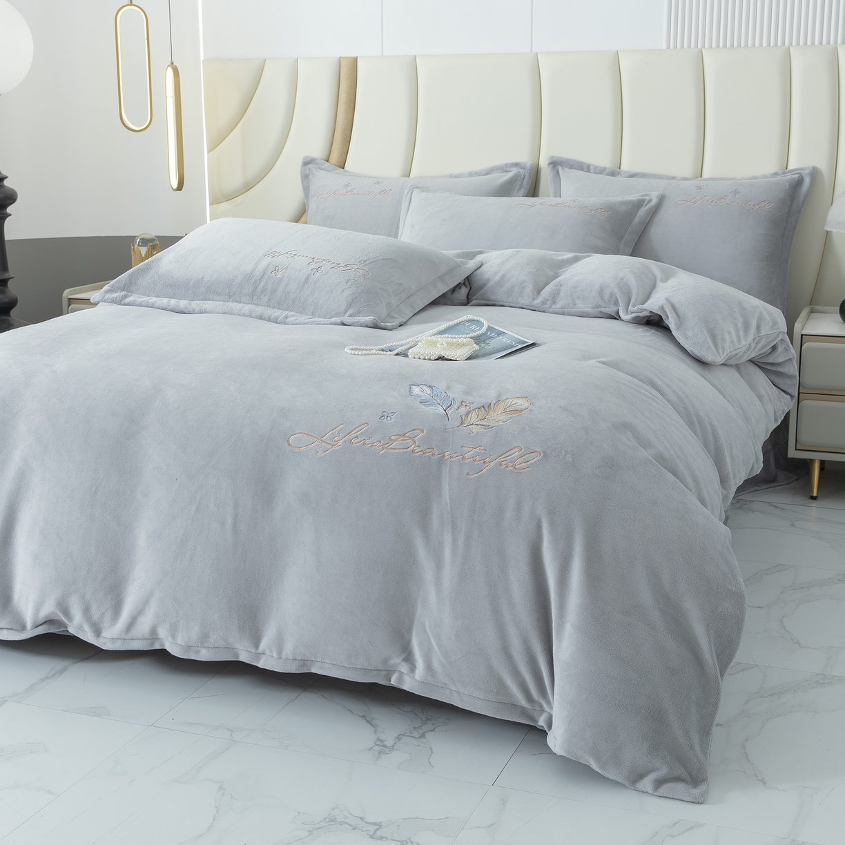 91家纺网 家纺一手货源 找家纺 贝尔 2025新款纯色高克重牛奶绒刺绣四件套-羽魅 羽魅-高级灰