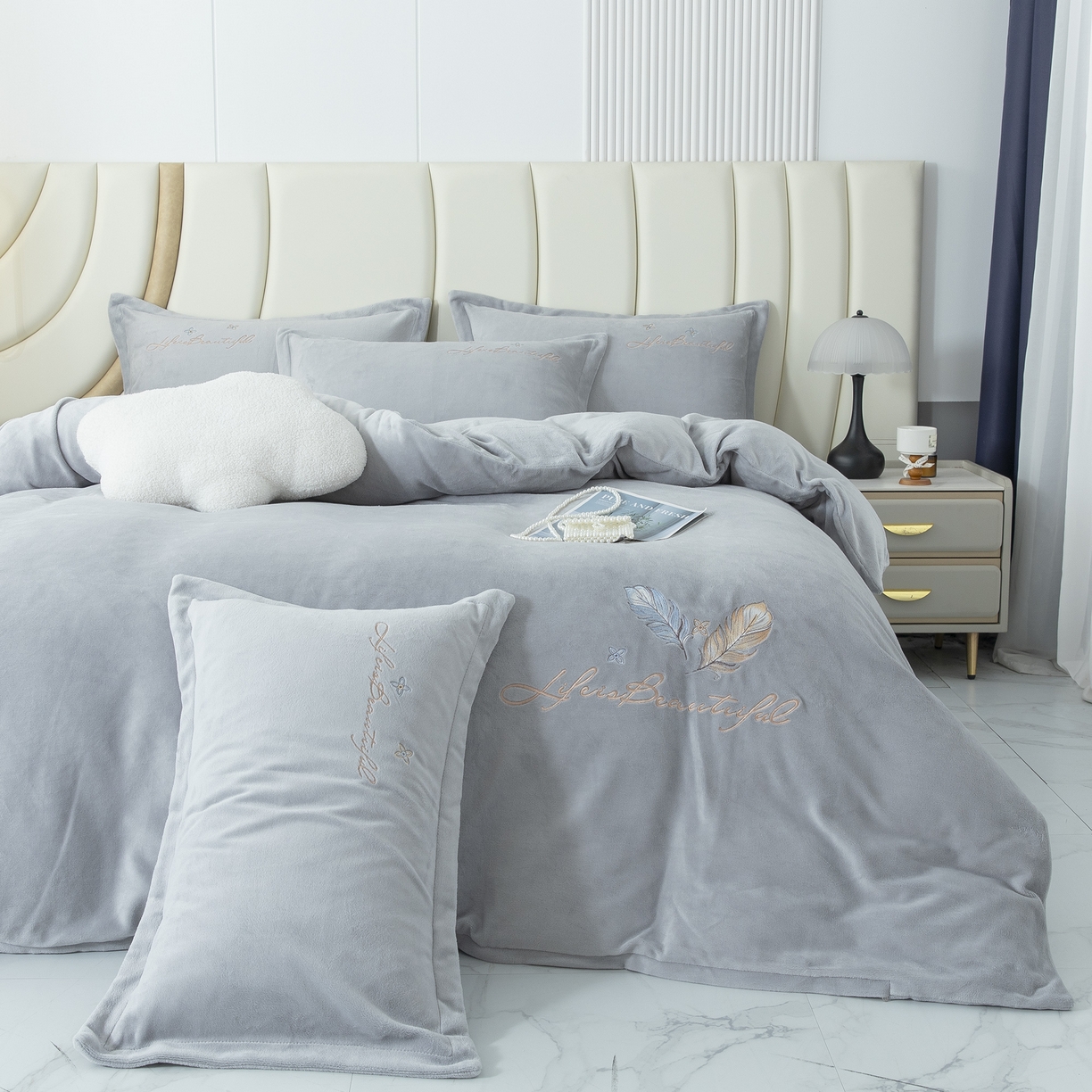 91家纺网 家纺一手货源 找家纺 贝尔 2025新款纯色高克重牛奶绒刺绣四件套-羽魅 羽魅-高级灰