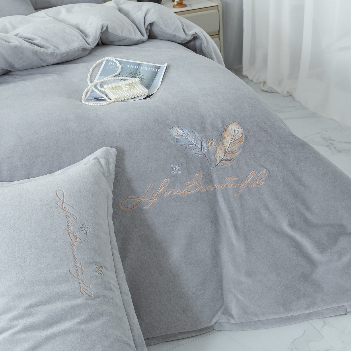 91家纺网 家纺一手货源 找家纺 贝尔 2025新款纯色高克重牛奶绒刺绣四件套-羽魅 羽魅-高级灰