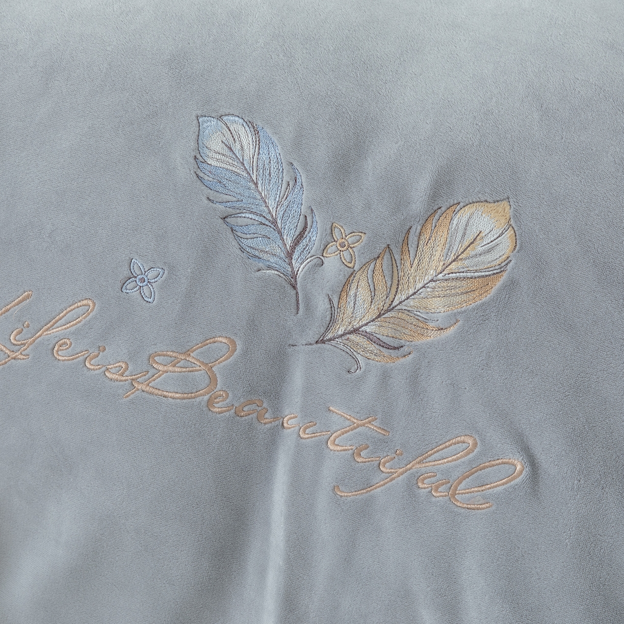 91家纺网 家纺一手货源 找家纺 贝尔 2025新款纯色高克重牛奶绒刺绣四件套-羽魅 羽魅-高级灰