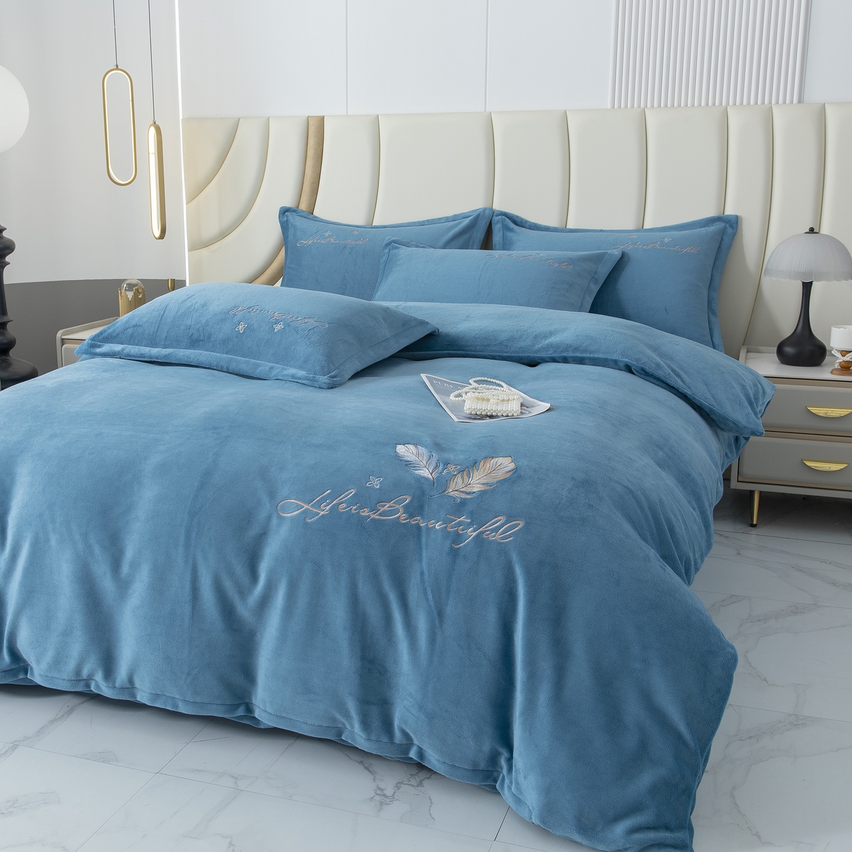 91家纺网 家纺一手货源 找家纺 贝尔 2025新款纯色高克重牛奶绒刺绣四件套-羽魅 羽魅-蓝色