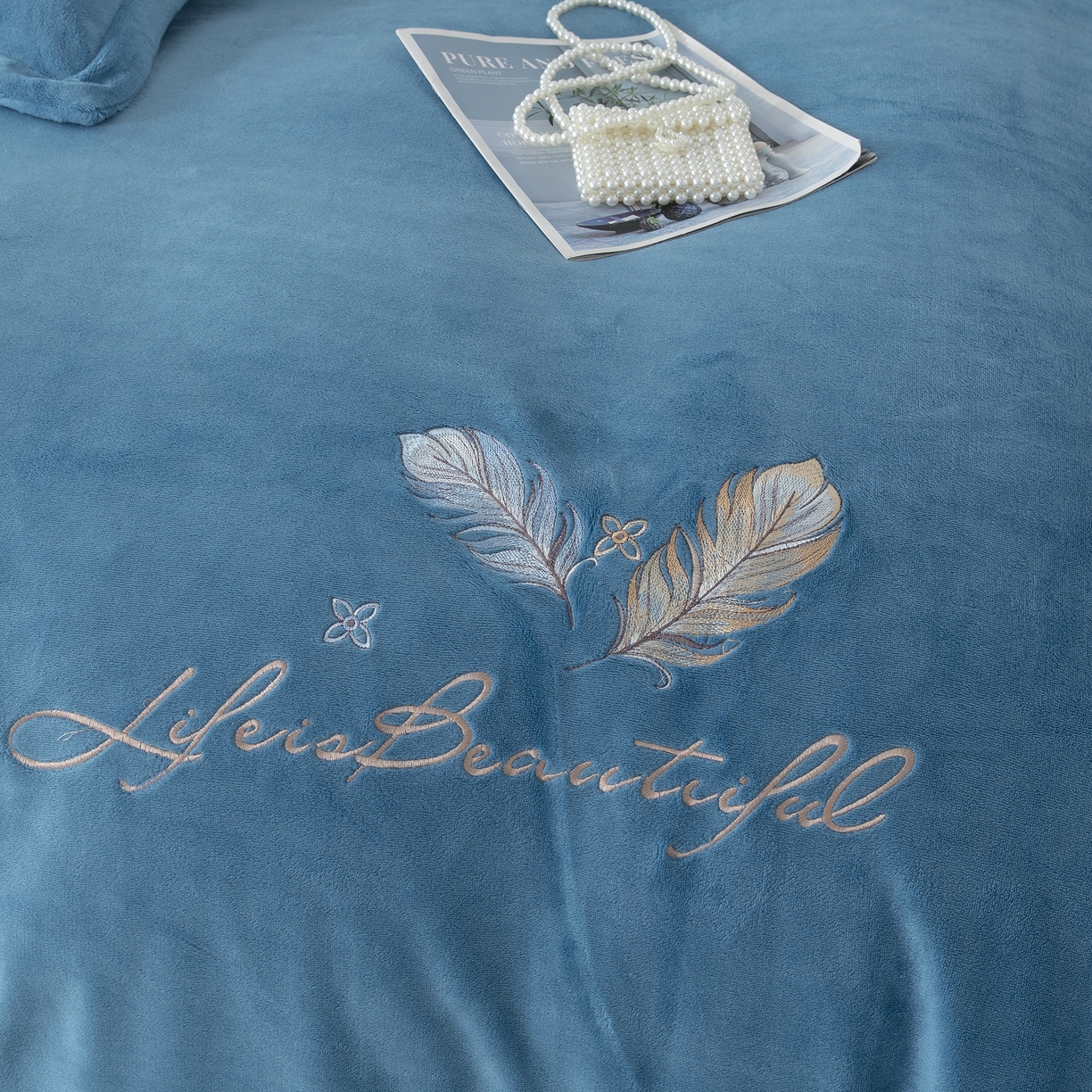 91家纺网 家纺一手货源 找家纺 贝尔 2025新款纯色高克重牛奶绒刺绣四件套-羽魅 羽魅-蓝色