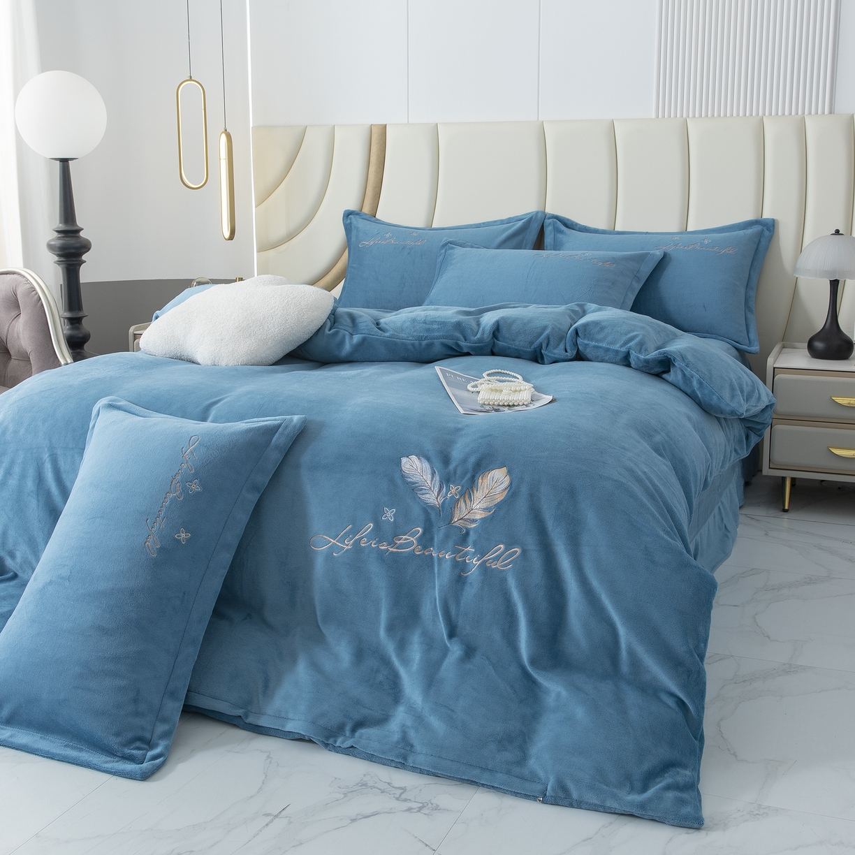 91家纺网 家纺一手货源 找家纺 贝尔 2025新款纯色高克重牛奶绒刺绣四件套-羽魅 羽魅-蓝色