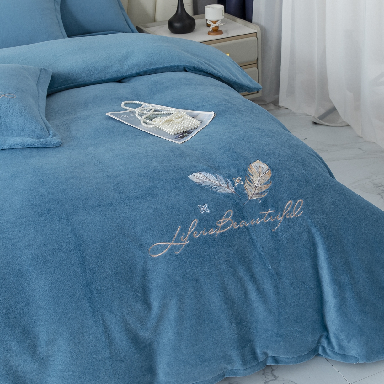 91家纺网 家纺一手货源 找家纺 贝尔 2025新款纯色高克重牛奶绒刺绣四件套-羽魅 羽魅-蓝色