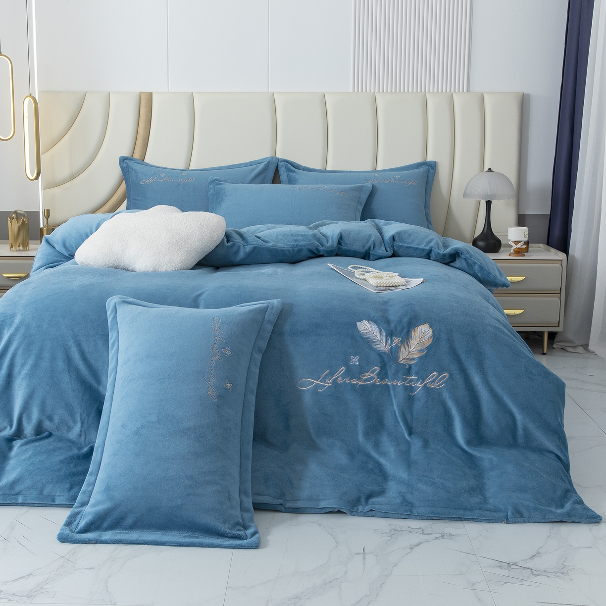 91家纺网 家纺一手货源 找家纺 贝尔 2025新款纯色高克重牛奶绒刺绣四件套-羽魅 羽魅-蓝色