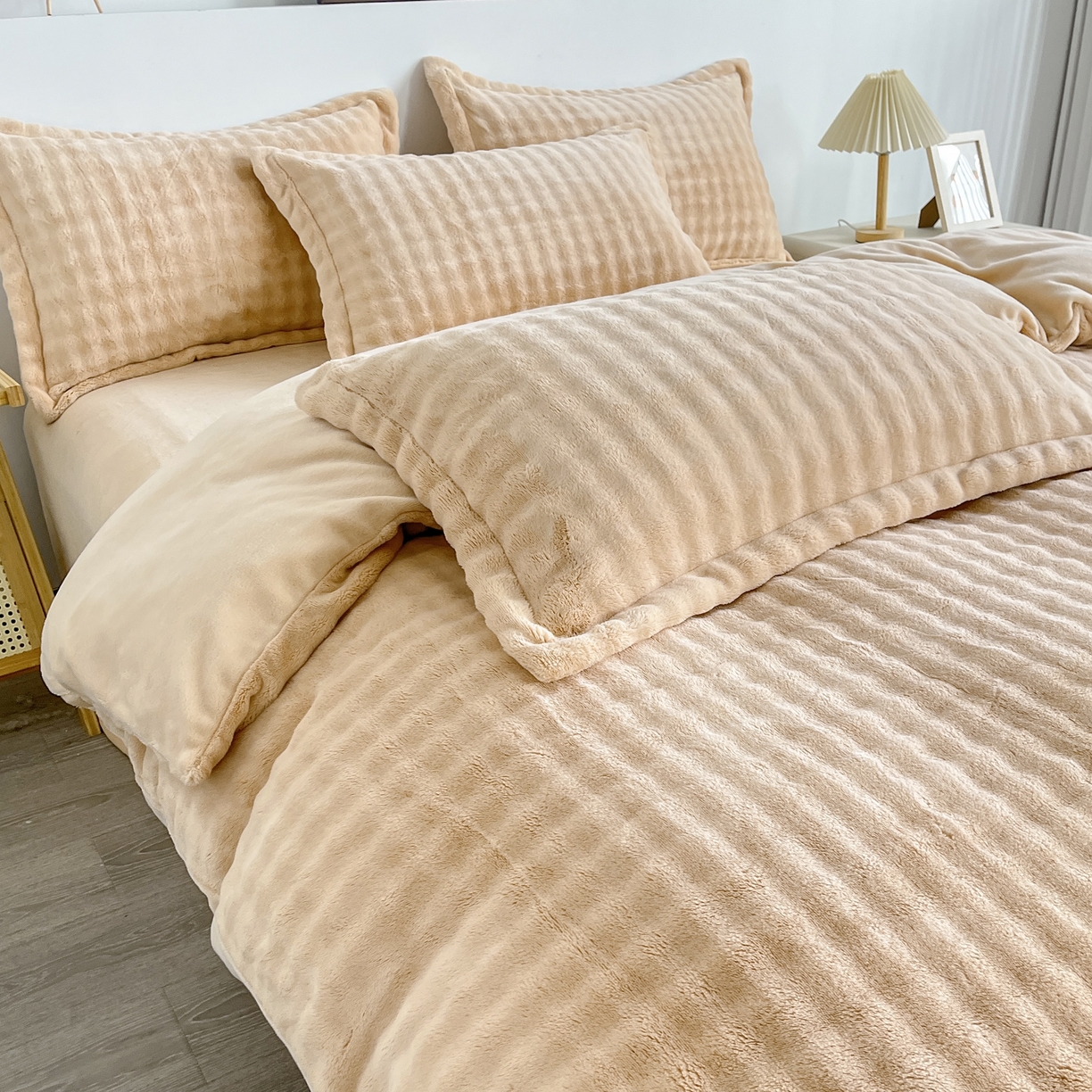 91家纺网 家纺一手货源 找家纺 2025新款全消光皮草绒纯色高克重 四件套——泡泡（赠送拎袋） 米驼