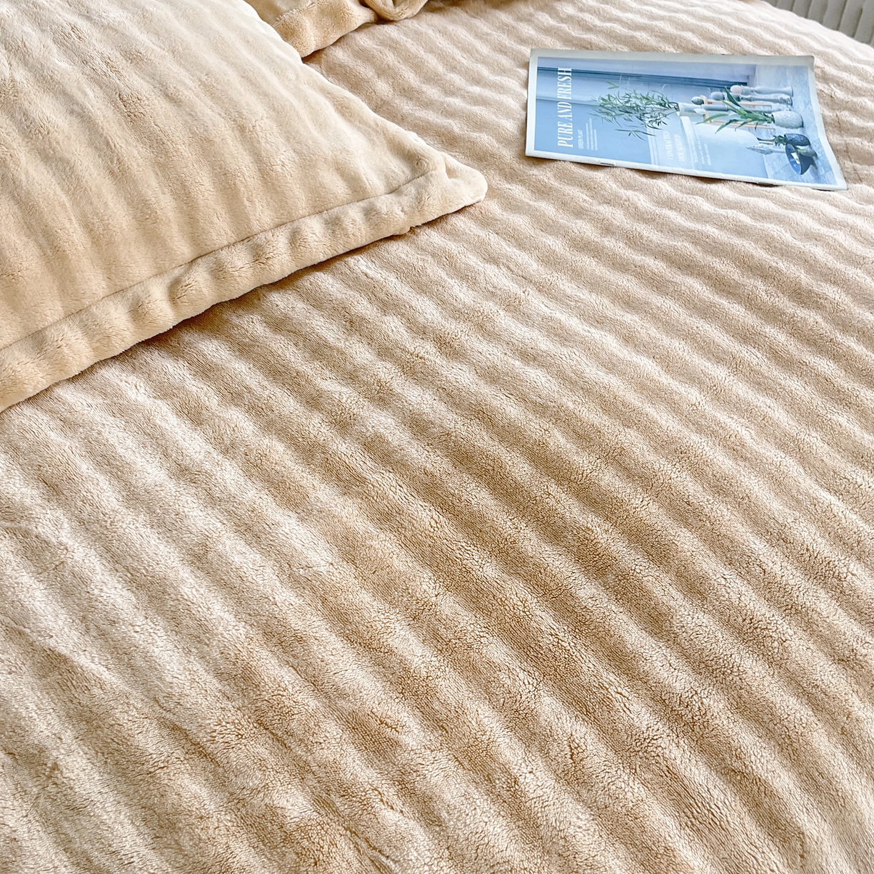 91家纺网 家纺一手货源 找家纺 2025新款全消光皮草绒纯色高克重 四件套——泡泡（赠送拎袋） 米驼