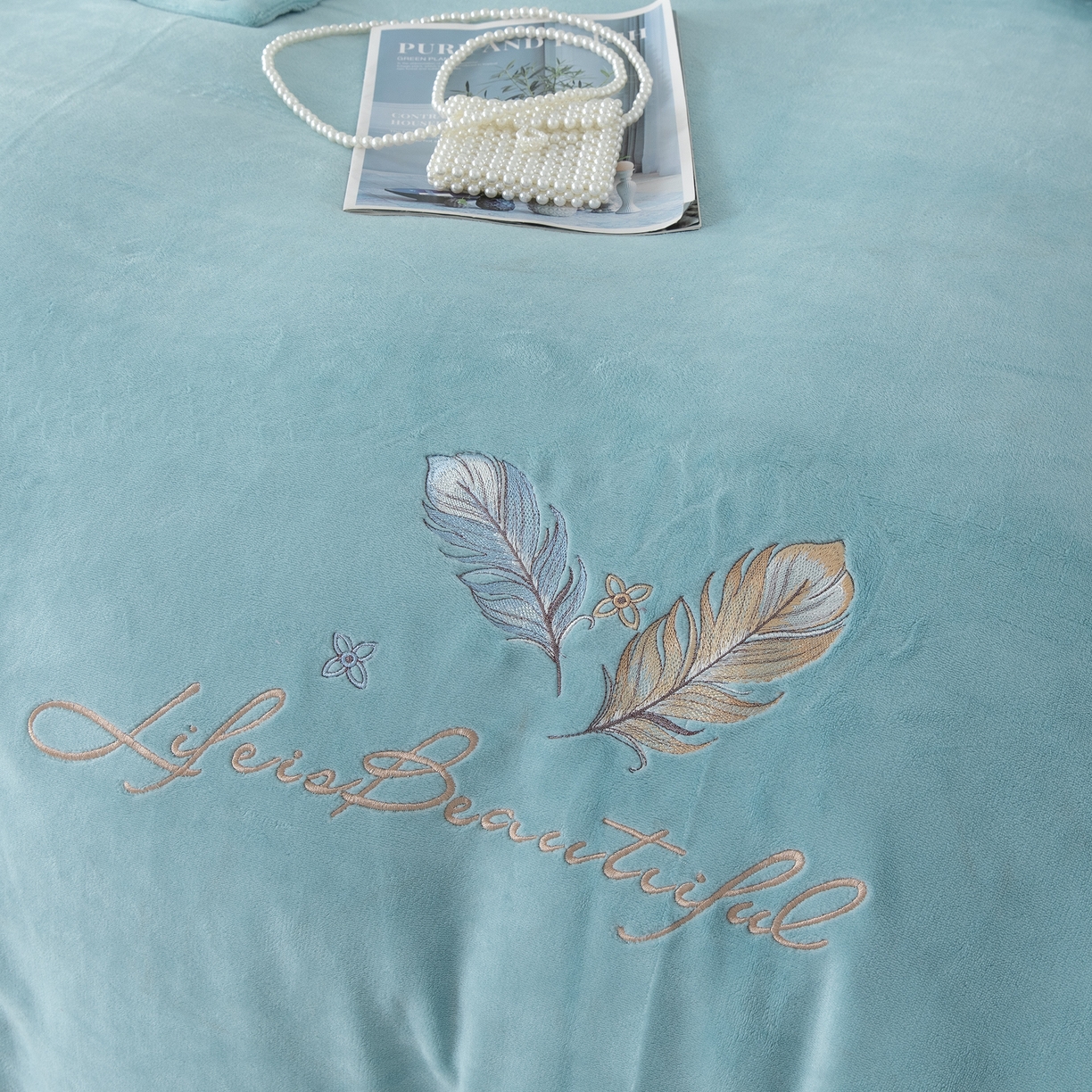 91家纺网 家纺一手货源 找家纺 贝尔 2025新款纯色高克重牛奶绒刺绣四件套-羽魅 羽魅-浅绿