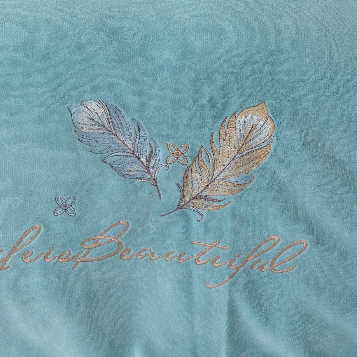 91家纺网 家纺一手货源 找家纺 贝尔 2025新款纯色高克重牛奶绒刺绣四件套-羽魅 羽魅-浅绿