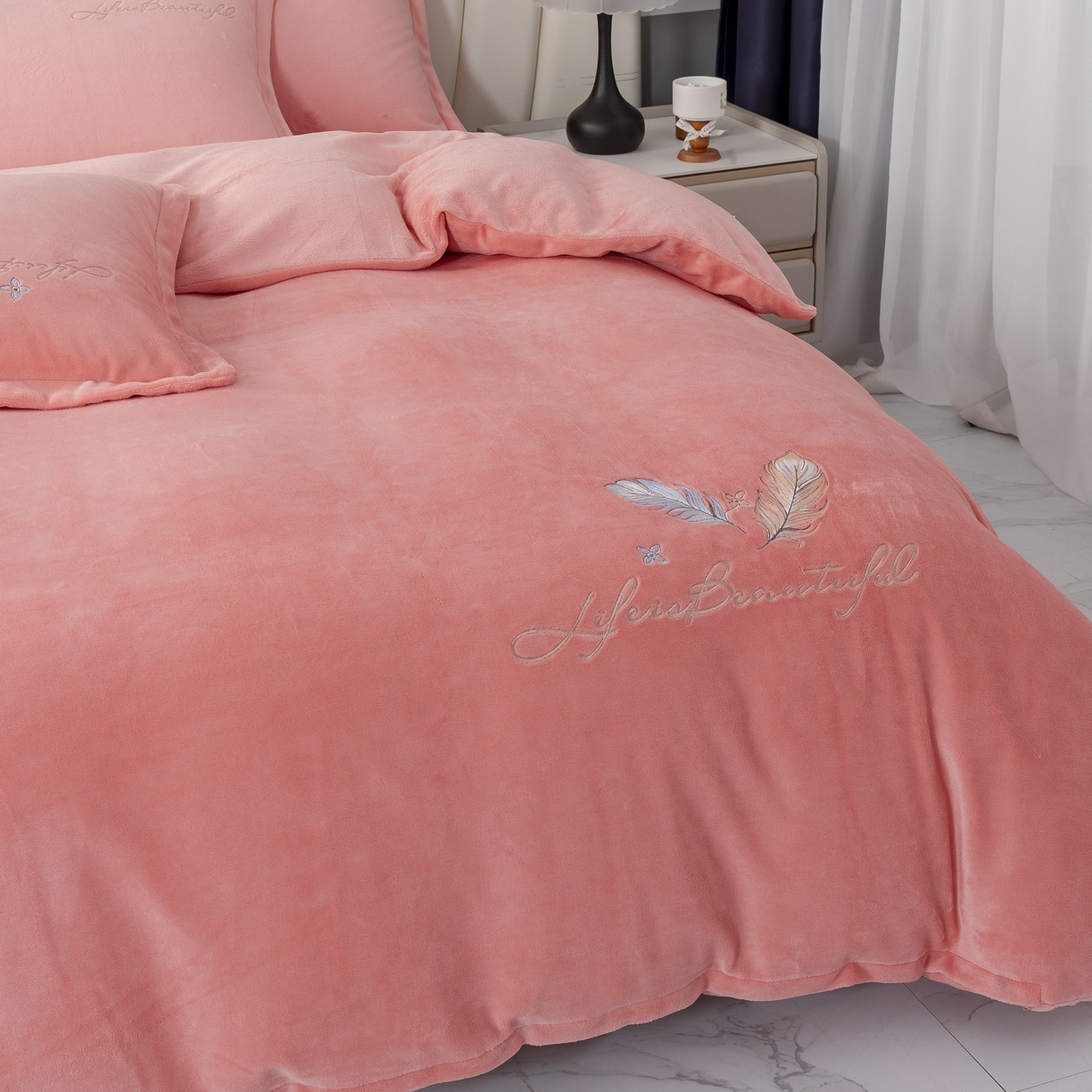 91家纺网 家纺一手货源 找家纺 贝尔 2025新款纯色高克重牛奶绒刺绣四件套-羽魅 羽魅-玉色