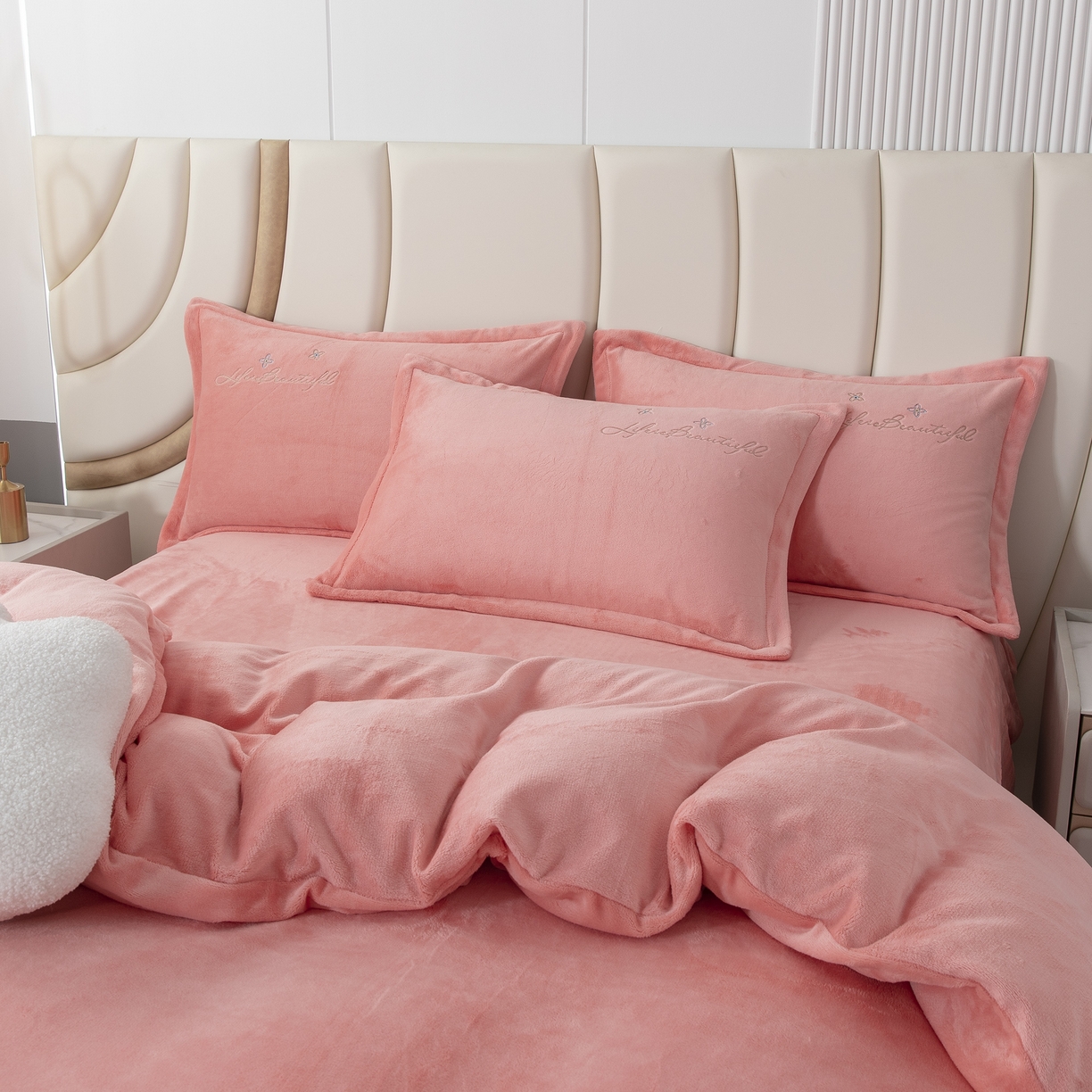 91家纺网 家纺一手货源 找家纺 贝尔 2025新款纯色高克重牛奶绒刺绣四件套-羽魅 羽魅-玉色