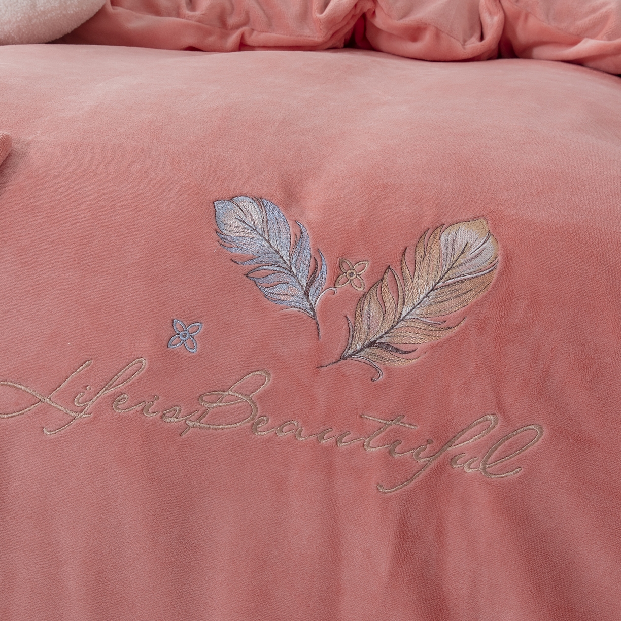 91家纺网 家纺一手货源 找家纺 贝尔 2025新款纯色高克重牛奶绒刺绣四件套-羽魅 羽魅-玉色