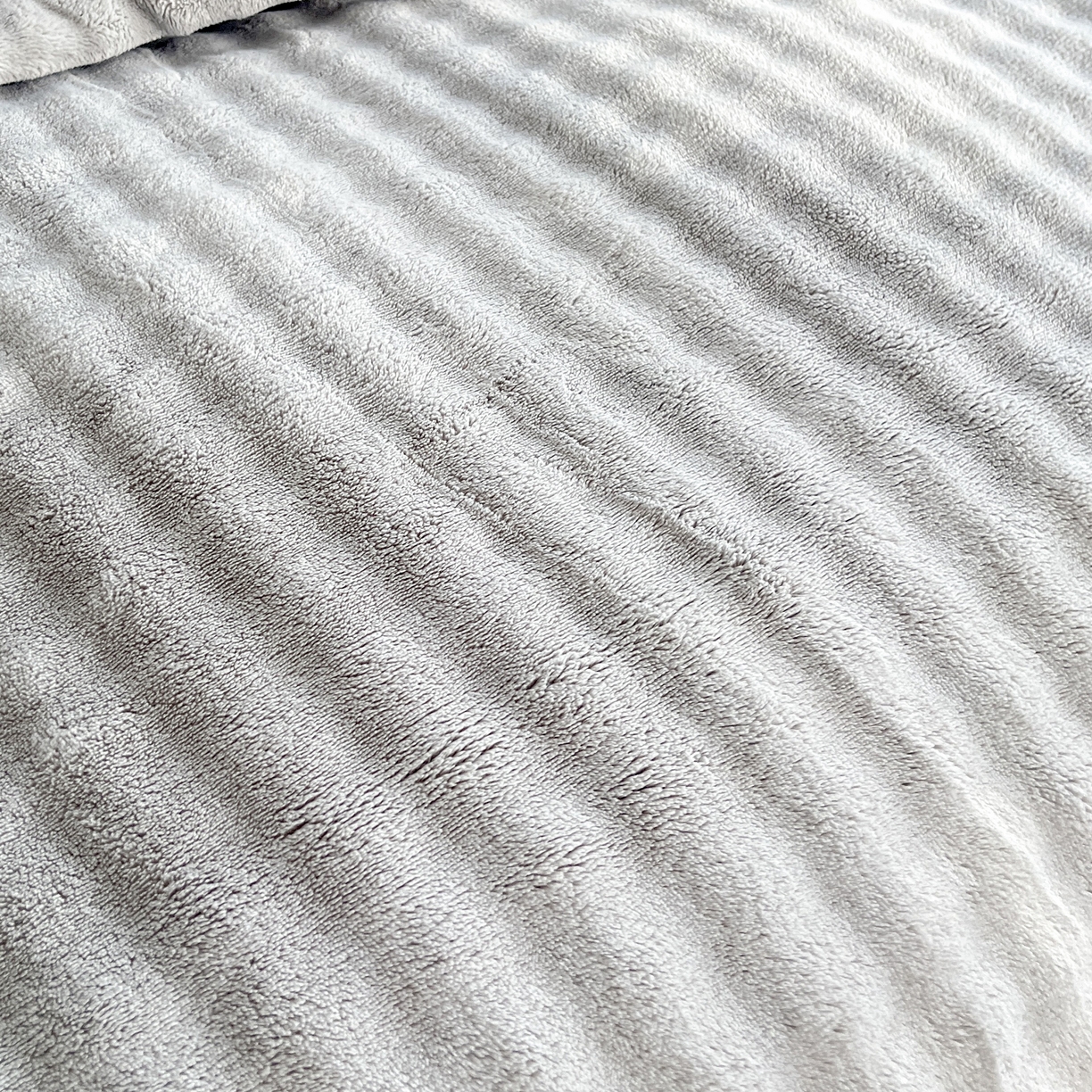 91家纺网 家纺一手货源 找家纺 2025新款全消光皮草绒纯色高克重 四件套——泡泡（赠送拎袋） 银灰