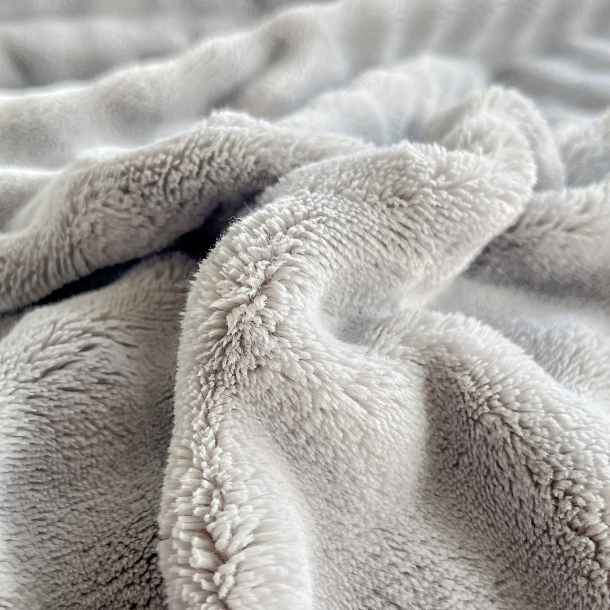 91家纺网 家纺一手货源 找家纺 2025新款全消光皮草绒纯色高克重 四件套——泡泡（赠送拎袋） 银灰