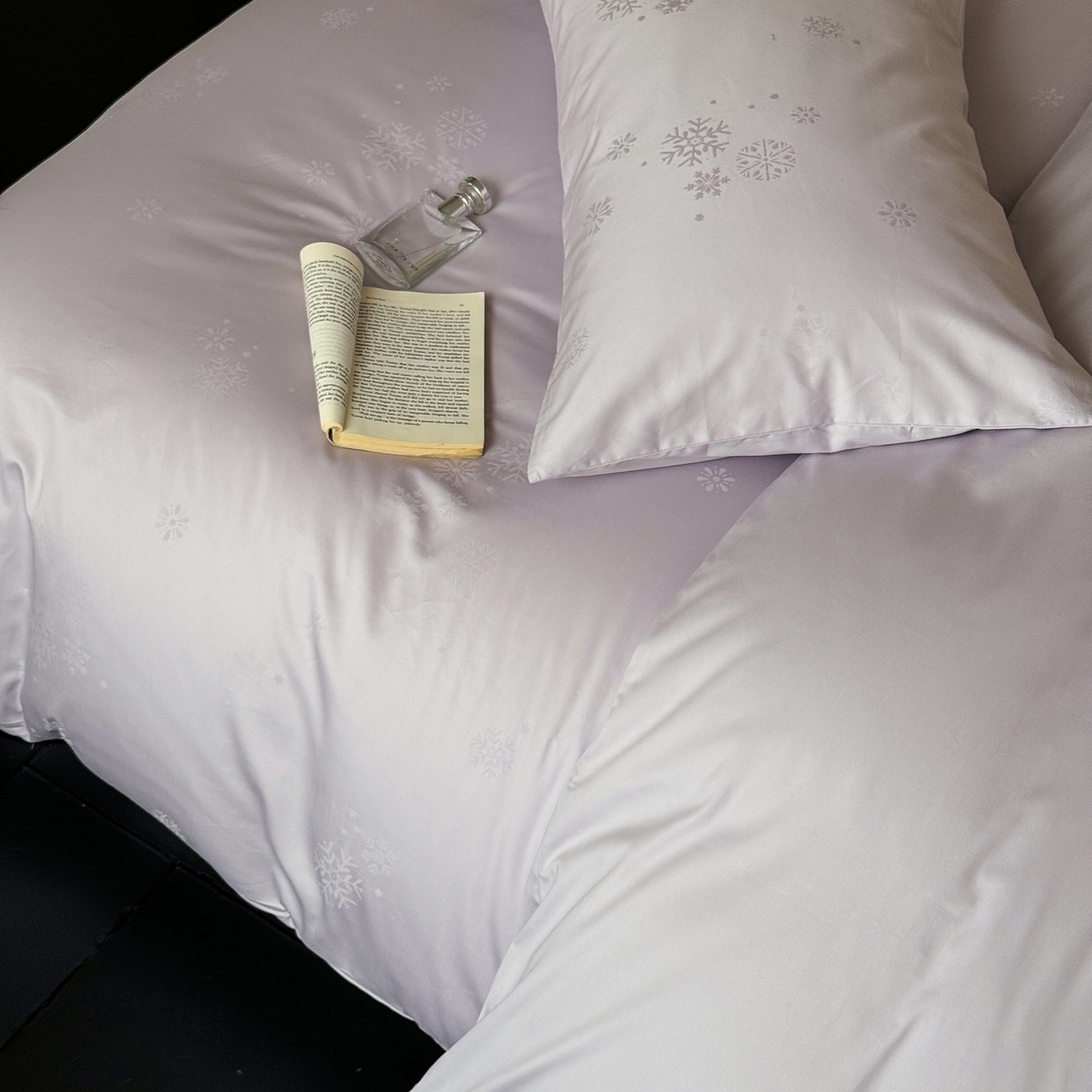 91家纺网 家纺一手货源 找家纺 （总）ONE TWO ONE 1212025新款100S长绒棉纯棉活性印染提花四件套雪落绒花风格二【为了各位老板们都有利润空间，平台控价券后不得低于228/318/338元，感谢您的配合与支持！】