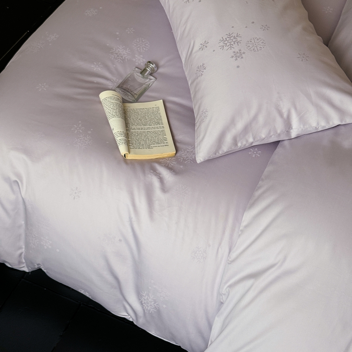 91家纺网 家纺一手货源 找家纺 （总）ONE TWO ONE 1212025新款100S长绒棉纯棉活性印染提花四件套雪落绒花风格二【为了各位老板们都有利润空间，平台控价券后不得低于228/318/338元，感谢您的配合与支持！】