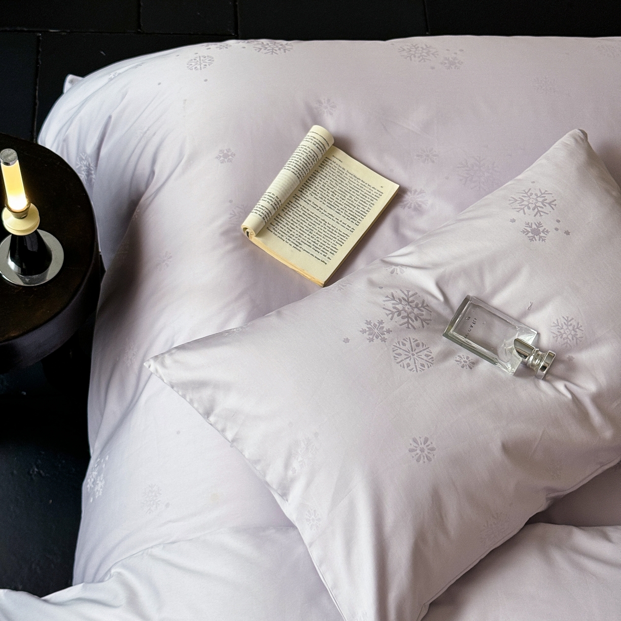 91家纺网 家纺一手货源 找家纺 （总）ONE TWO ONE 1212025新款100S长绒棉纯棉活性印染提花四件套雪落绒花风格二【为了各位老板们都有利润空间，平台控价券后不得低于228/318/338元，感谢您的配合与支持！】