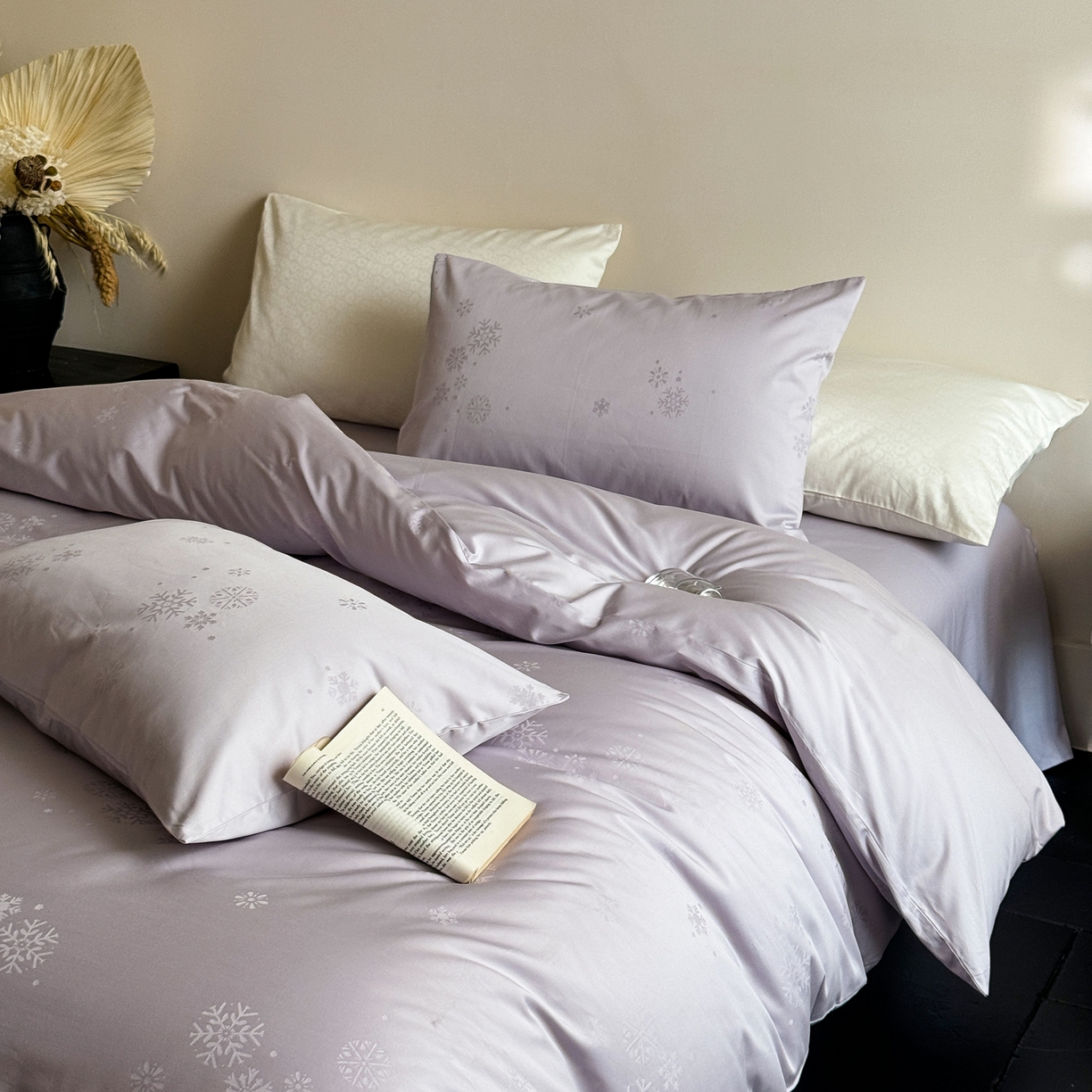 91家纺网 家纺一手货源 找家纺 （总）ONE TWO ONE 1212025新款100S长绒棉纯棉活性印染提花四件套雪落绒花风格二【为了各位老板们都有利润空间，平台控价券后不得低于228/318/338元，感谢您的配合与支持！】