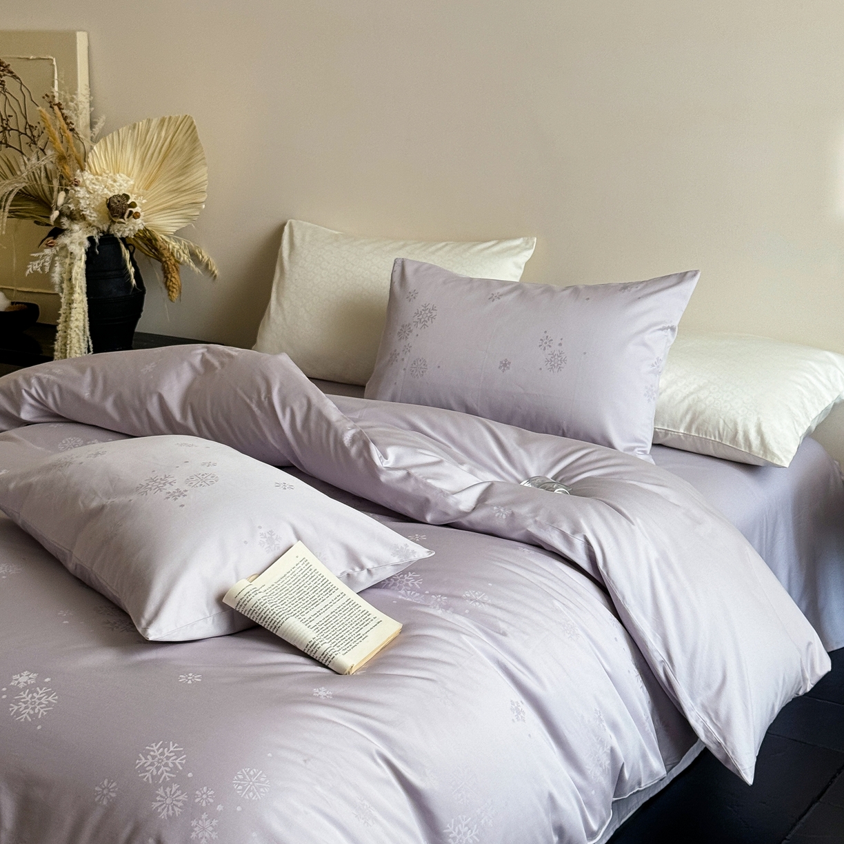 91家纺网 家纺一手货源 找家纺 （总）ONE TWO ONE 1212025新款100S长绒棉纯棉活性印染提花四件套雪落绒花风格二【为了各位老板们都有利润空间，平台控价券后不得低于228/318/338元，感谢您的配合与支持！】