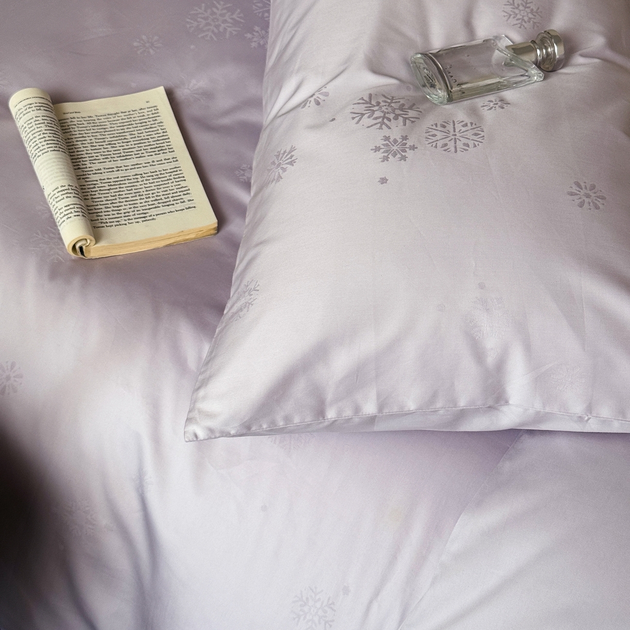 91家纺网 家纺一手货源 找家纺 （总）ONE TWO ONE 1212025新款100S长绒棉纯棉活性印染提花四件套雪落绒花风格二【为了各位老板们都有利润空间，平台控价券后不得低于228/318/338元，感谢您的配合与支持！】