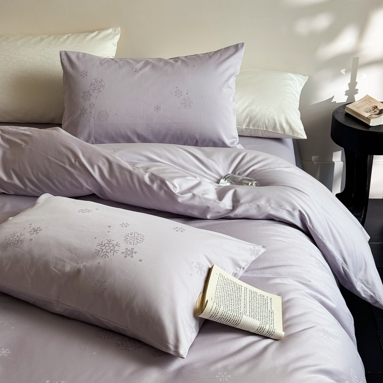 91家纺网 家纺一手货源 找家纺 （总）ONE TWO ONE 1212025新款100S长绒棉纯棉活性印染提花四件套雪落绒花风格二【为了各位老板们都有利润空间，平台控价券后不得低于228/318/338元，感谢您的配合与支持！】