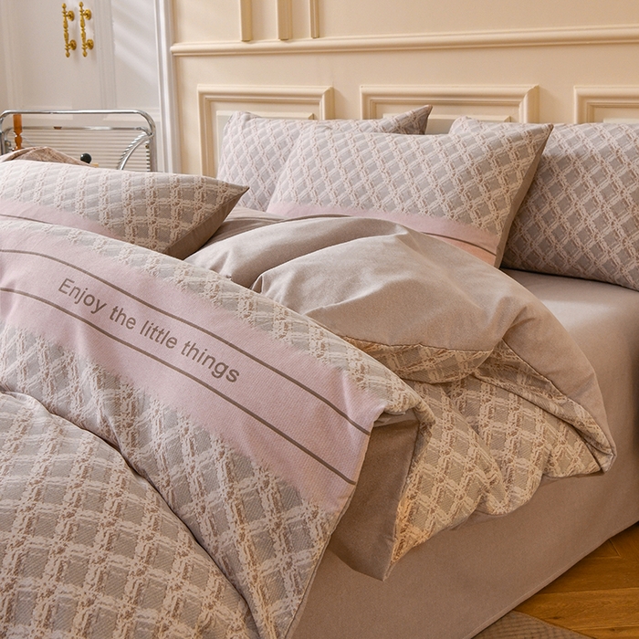 91家纺网 家纺一手货源 找家纺 宇彬家纺 2025新款秋冬全棉纯棉精梳生态原棉印花加厚磨毛被套单被套被套单件单品被套 巴黎之约（棕）