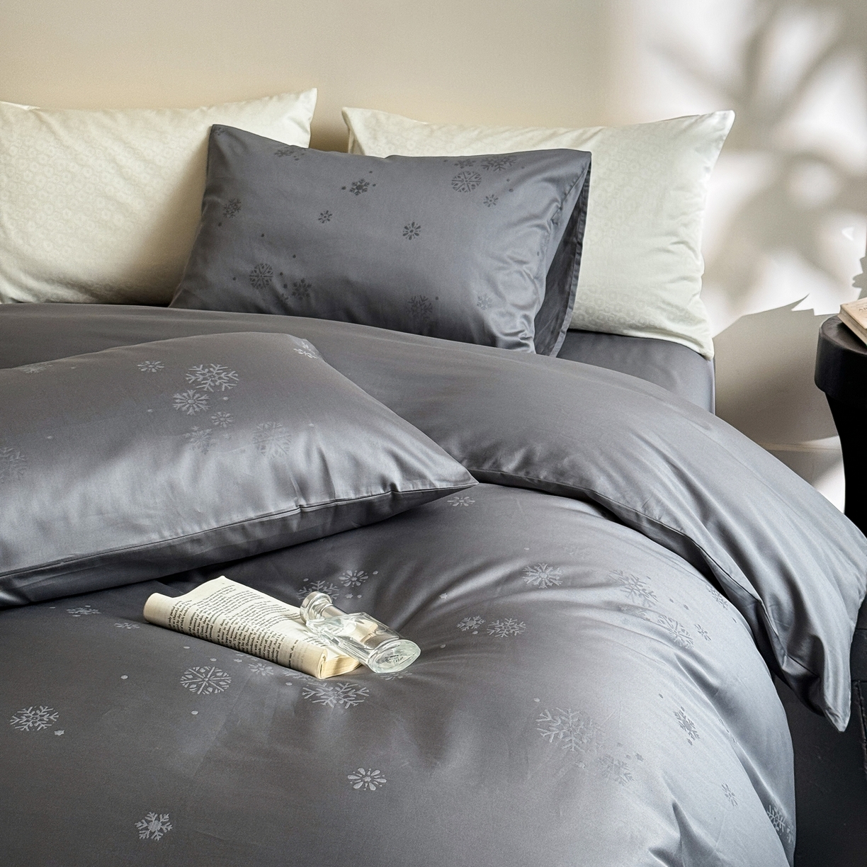 91家纺网 家纺一手货源 找家纺 ONE TWO ONE 1212025新款100S长绒棉纯棉活性印染提花四件套雪落绒花风格二【为了各位老板们都有利润空间，平台控价券后不得低于228/318/338元，感谢您的配合与支持！】 雪落绒花