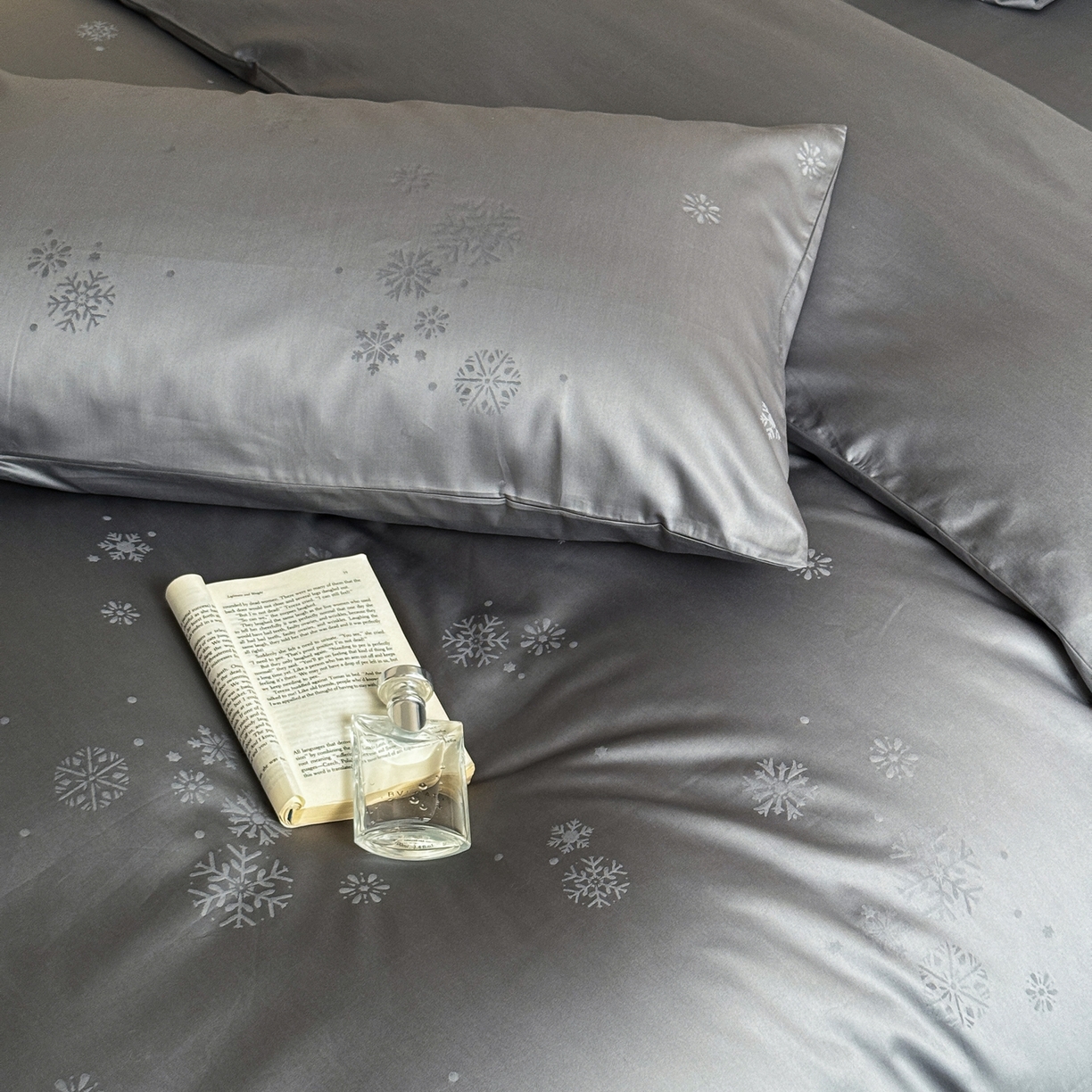 91家纺网 家纺一手货源 找家纺 ONE TWO ONE 1212025新款100S长绒棉纯棉活性印染提花四件套雪落绒花风格二【为了各位老板们都有利润空间，平台控价券后不得低于228/318/338元，感谢您的配合与支持！】 雪落绒花