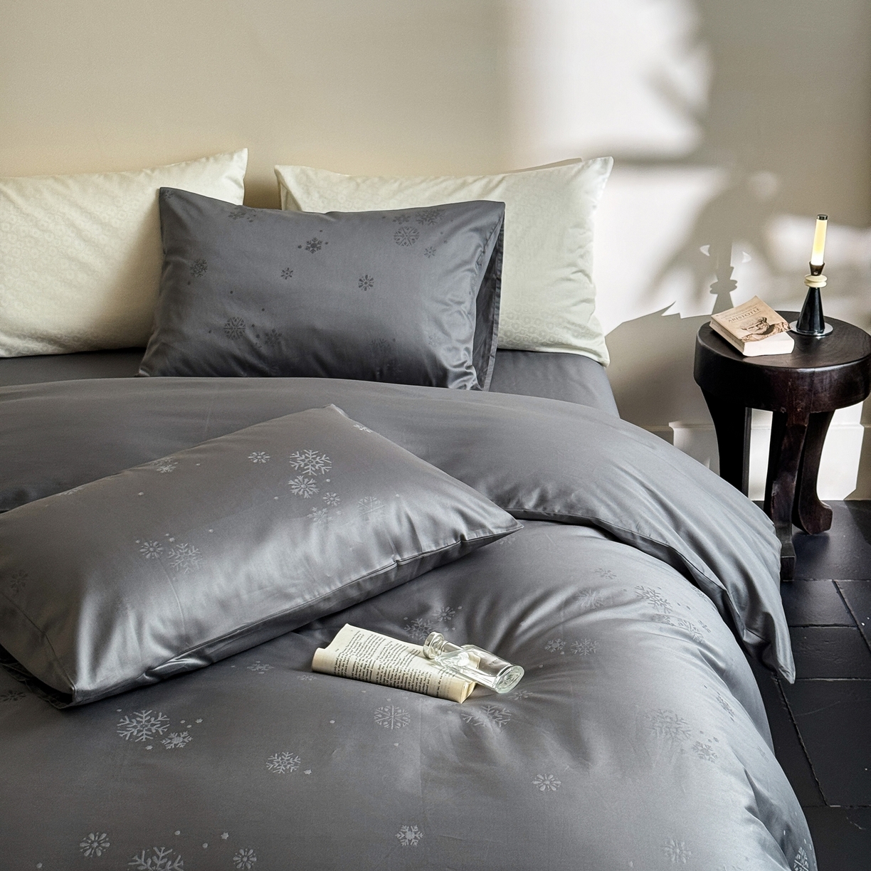 91家纺网 家纺一手货源 找家纺 ONE TWO ONE 1212025新款100S长绒棉纯棉活性印染提花四件套雪落绒花风格二【为了各位老板们都有利润空间，平台控价券后不得低于228/318/338元，感谢您的配合与支持！】 雪落绒花