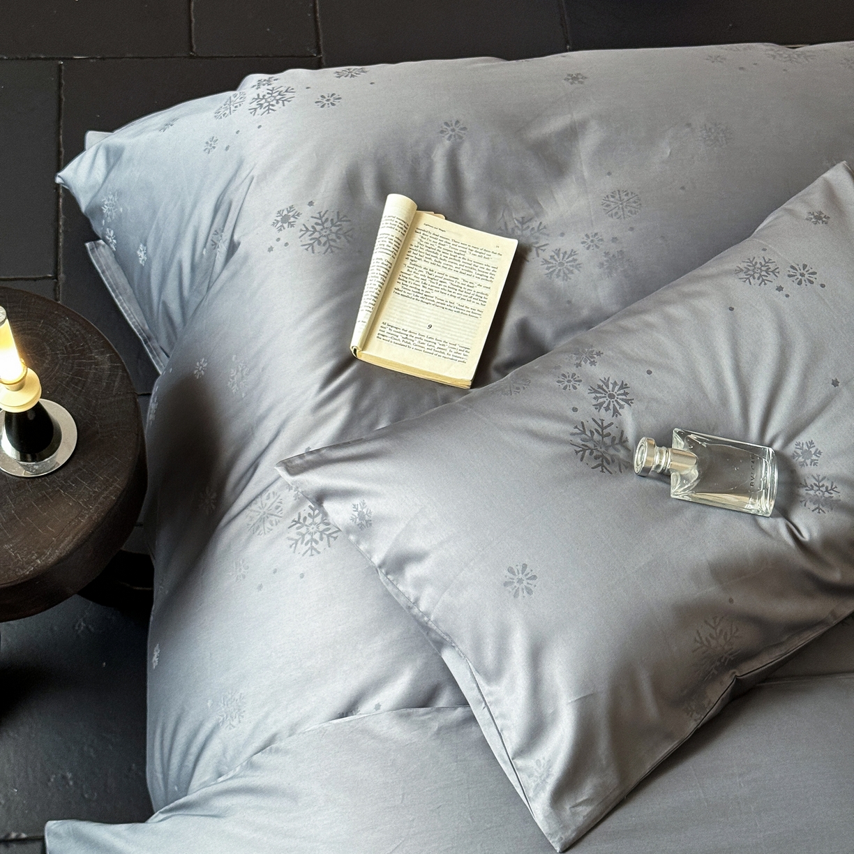 91家纺网 家纺一手货源 找家纺 ONE TWO ONE 1212025新款100S长绒棉纯棉活性印染提花四件套雪落绒花风格二【为了各位老板们都有利润空间，平台控价券后不得低于228/318/338元，感谢您的配合与支持！】 雪落绒花