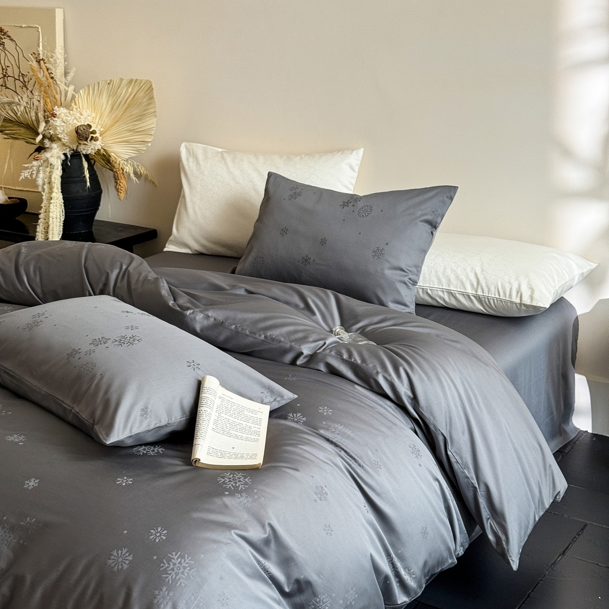 91家纺网 家纺一手货源 找家纺 ONE TWO ONE 1212025新款100S长绒棉纯棉活性印染提花四件套雪落绒花风格二【为了各位老板们都有利润空间，平台控价券后不得低于228/318/338元，感谢您的配合与支持！】 雪落绒花