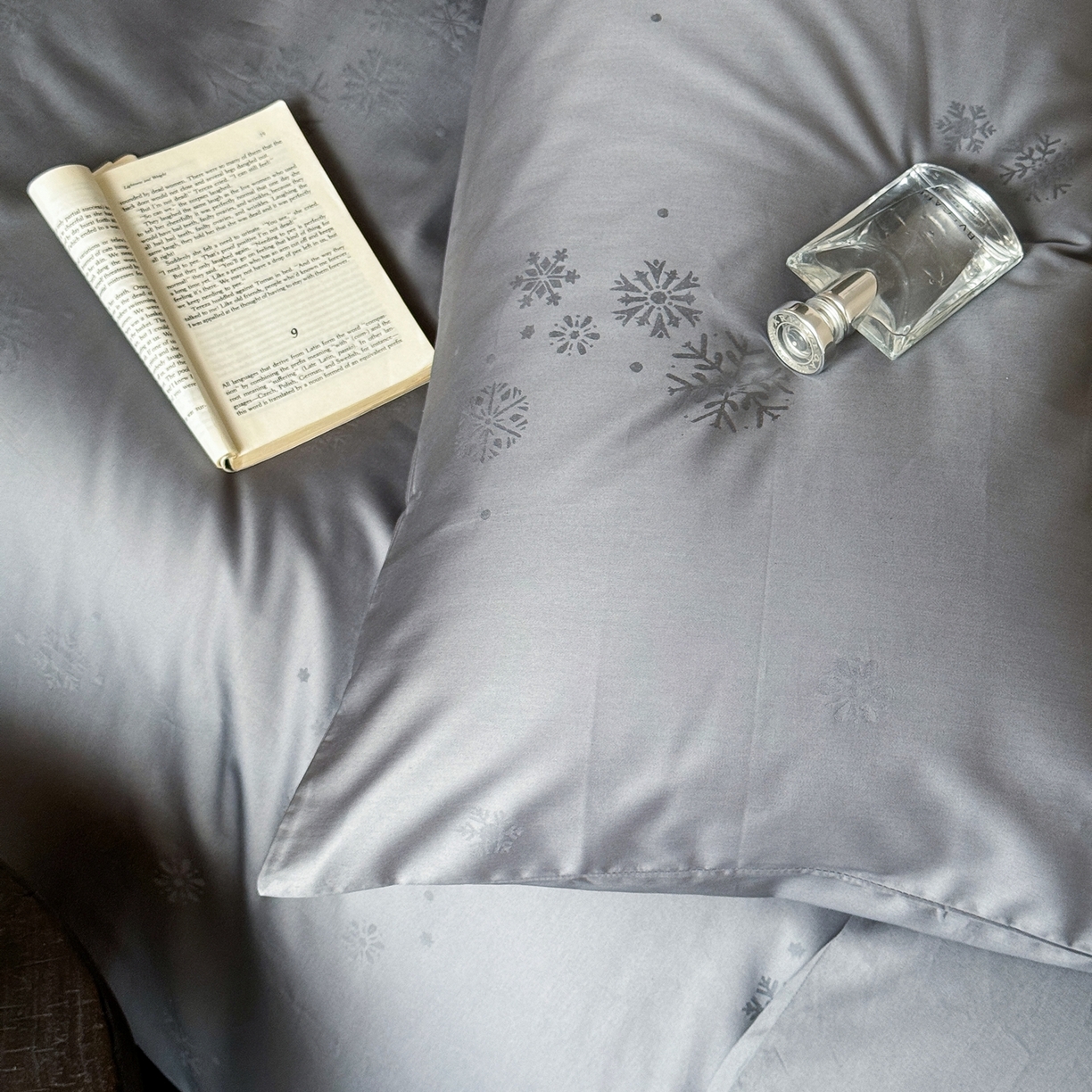 91家纺网 家纺一手货源 找家纺 ONE TWO ONE 1212025新款100S长绒棉纯棉活性印染提花四件套雪落绒花风格二【为了各位老板们都有利润空间，平台控价券后不得低于228/318/338元，感谢您的配合与支持！】 雪落绒花