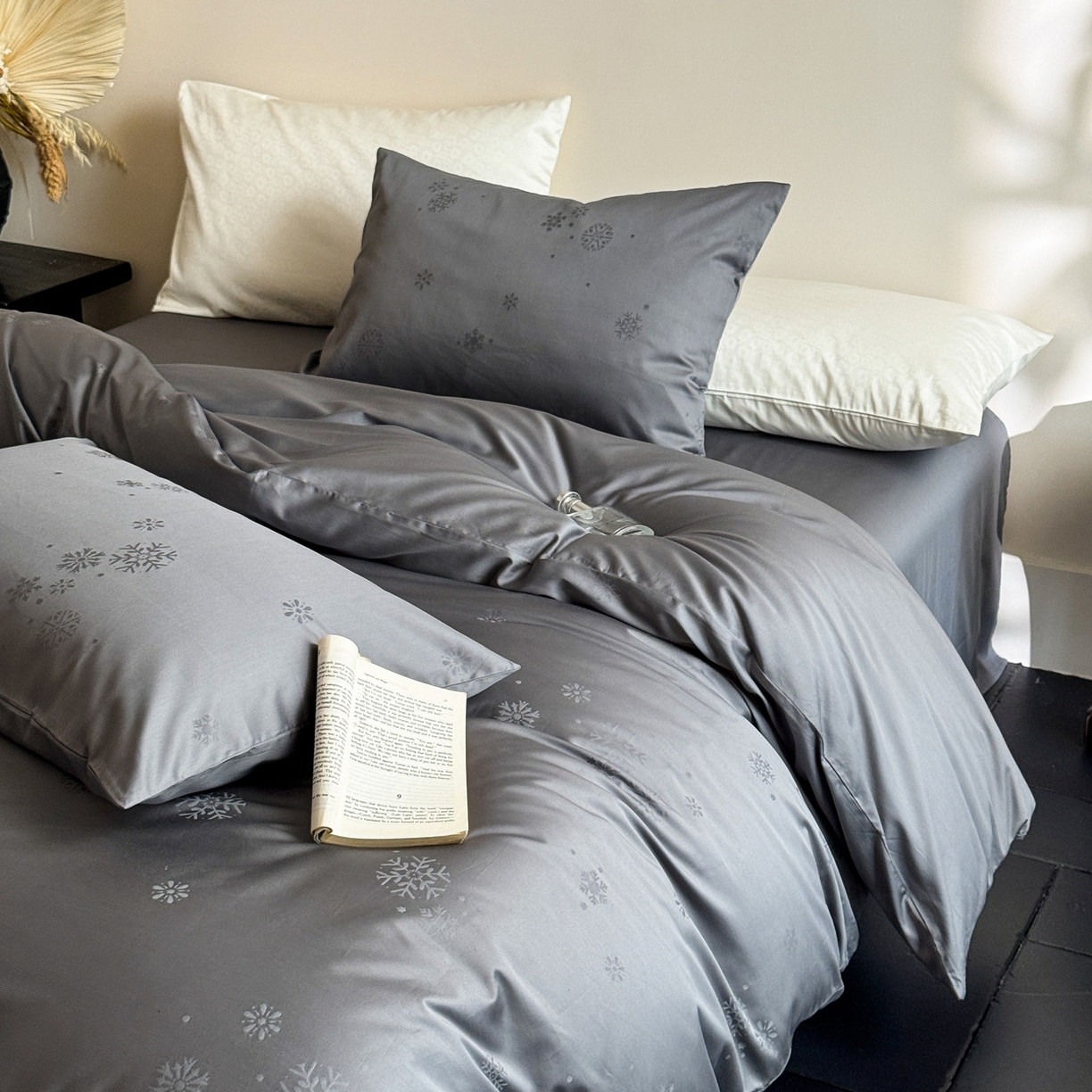 91家纺网 家纺一手货源 找家纺 ONE TWO ONE 1212025新款100S长绒棉纯棉活性印染提花四件套雪落绒花风格二【为了各位老板们都有利润空间，平台控价券后不得低于228/318/338元，感谢您的配合与支持！】 雪落绒花