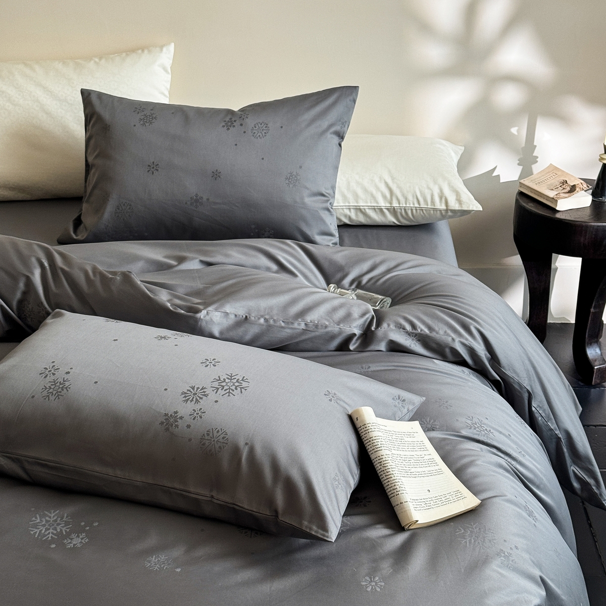 91家纺网 家纺一手货源 找家纺 ONE TWO ONE 1212025新款100S长绒棉纯棉活性印染提花四件套雪落绒花风格二【为了各位老板们都有利润空间，平台控价券后不得低于228/318/338元，感谢您的配合与支持！】 雪落绒花