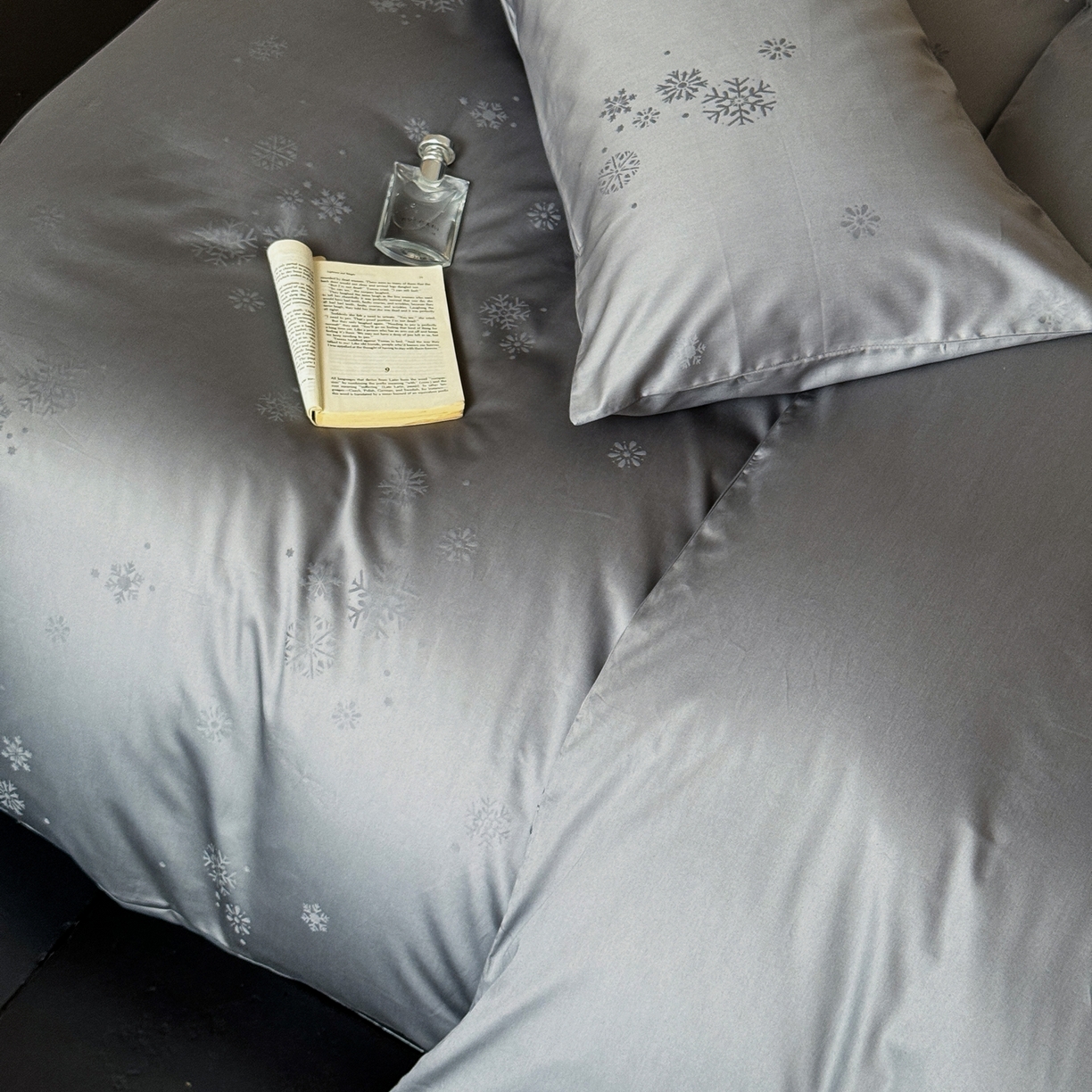 91家纺网 家纺一手货源 找家纺 ONE TWO ONE 1212025新款100S长绒棉纯棉活性印染提花四件套雪落绒花风格二【为了各位老板们都有利润空间，平台控价券后不得低于228/318/338元，感谢您的配合与支持！】 雪落绒花