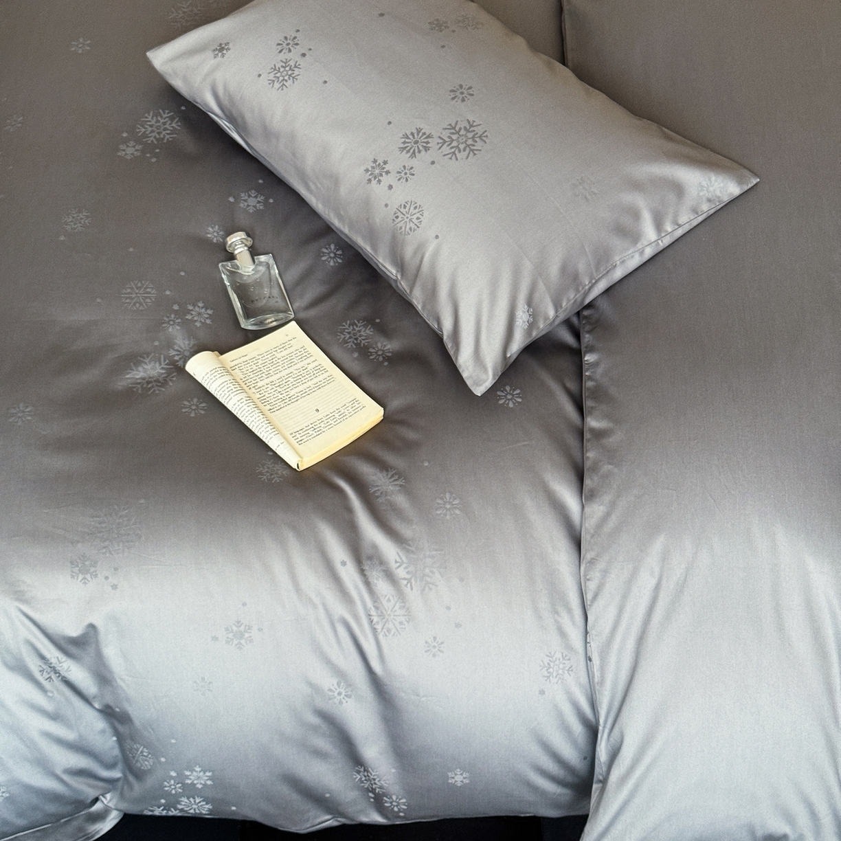 91家纺网 家纺一手货源 找家纺 ONE TWO ONE 1212025新款100S长绒棉纯棉活性印染提花四件套雪落绒花风格二【为了各位老板们都有利润空间，平台控价券后不得低于228/318/338元，感谢您的配合与支持！】 雪落绒花