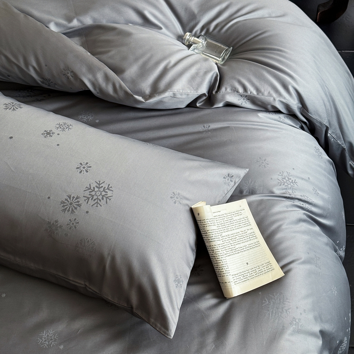 91家纺网 家纺一手货源 找家纺 ONE TWO ONE 1212025新款100S长绒棉纯棉活性印染提花四件套雪落绒花风格二【为了各位老板们都有利润空间，平台控价券后不得低于228/318/338元，感谢您的配合与支持！】 雪落绒花