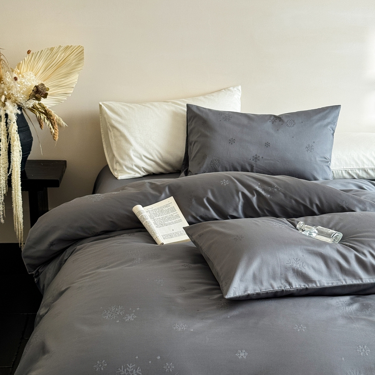 91家纺网 家纺一手货源 找家纺 ONE TWO ONE 1212025新款100S长绒棉纯棉活性印染提花四件套雪落绒花风格二【为了各位老板们都有利润空间，平台控价券后不得低于228/318/338元，感谢您的配合与支持！】 雪落绒花