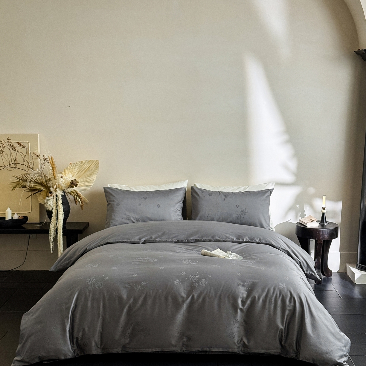 91家纺网 家纺一手货源 找家纺 ONE TWO ONE 1212025新款100S长绒棉纯棉活性印染提花四件套雪落绒花风格二【为了各位老板们都有利润空间，平台控价券后不得低于228/318/338元，感谢您的配合与支持！】 雪落绒花