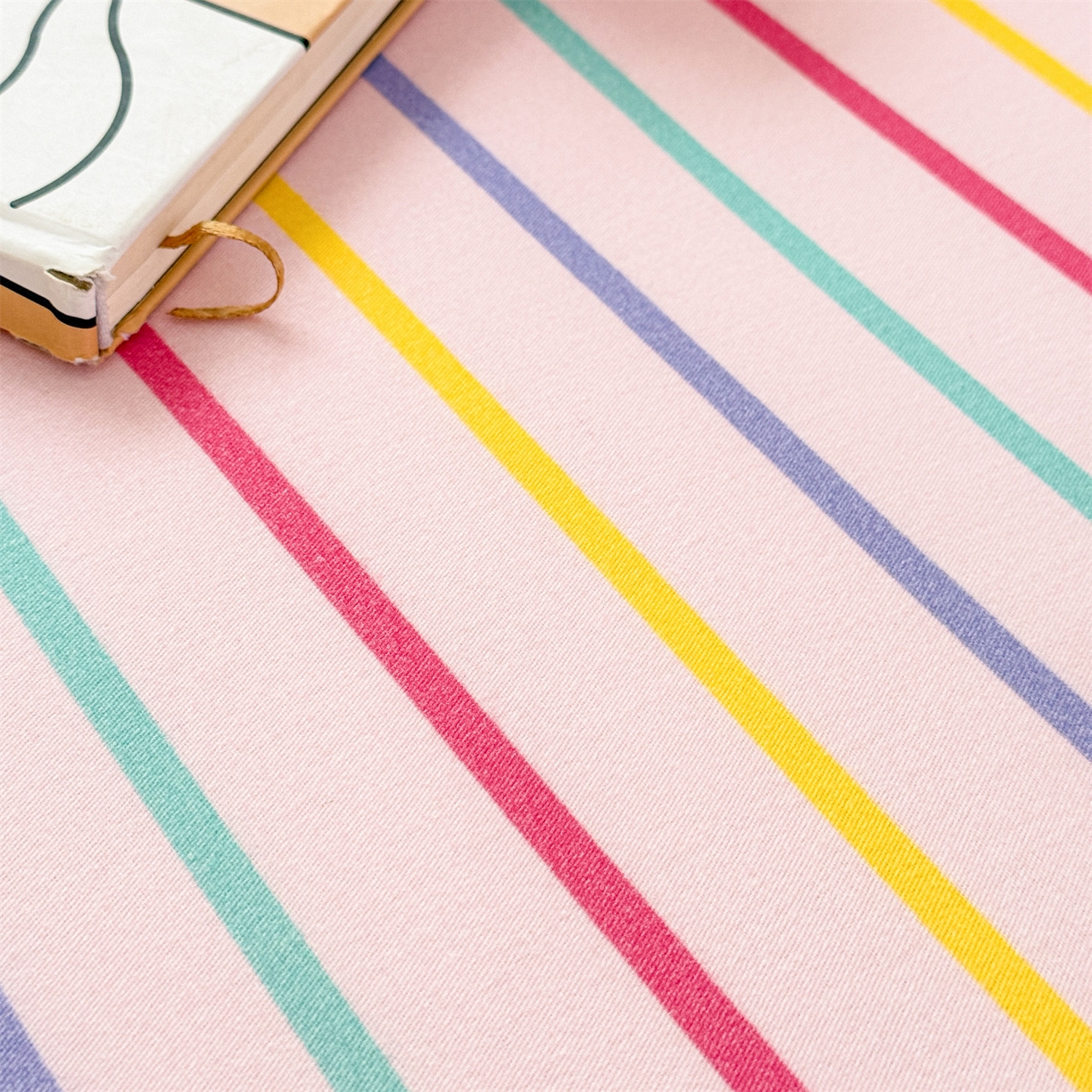 91家纺网 家纺一手货源 找家纺 名兮家居 2025秋冬新款100%全棉纯棉磨毛单床单 床单单件 炫彩条纹