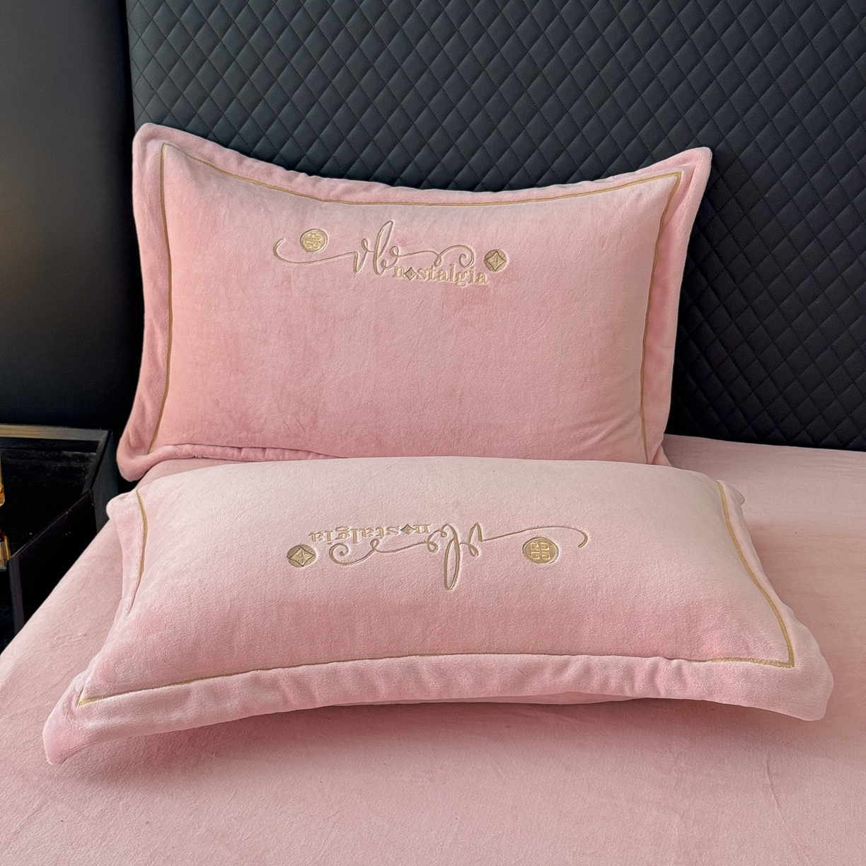 91家纺网 家纺一手货源 找家纺 慕克斯 2025直播新款高克重8.5斤纯色刺绣牛奶绒四件套 朝花夕拾-寐粉