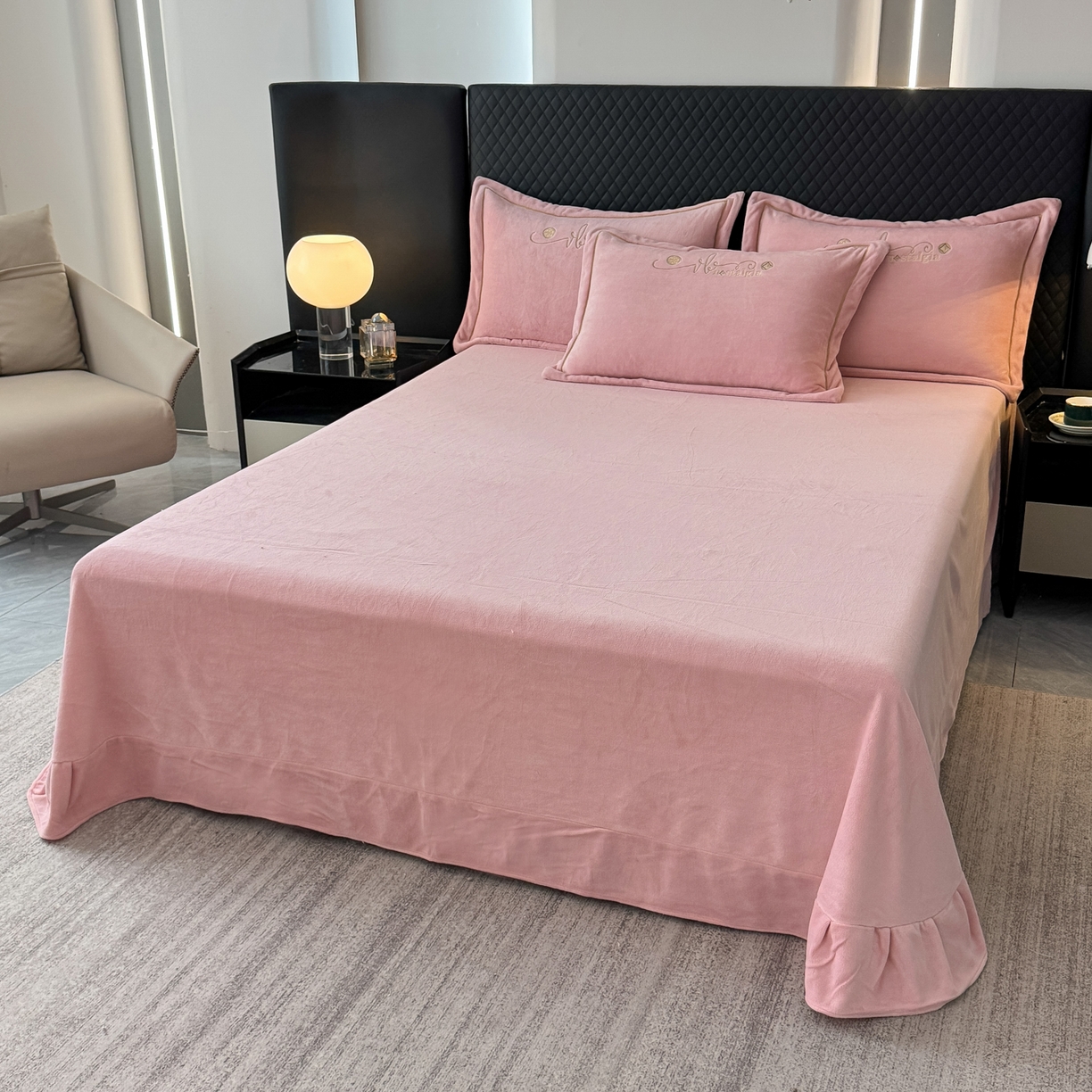 91家纺网 家纺一手货源 找家纺 慕克斯 2025直播新款高克重8.5斤纯色刺绣牛奶绒四件套 朝花夕拾-寐粉