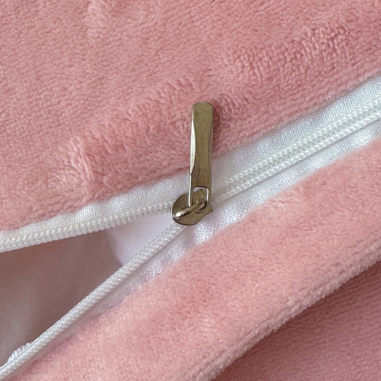 91家纺网 家纺一手货源 找家纺 慕克斯 2025直播新款高克重8.5斤纯色刺绣牛奶绒四件套 朝花夕拾-寐粉