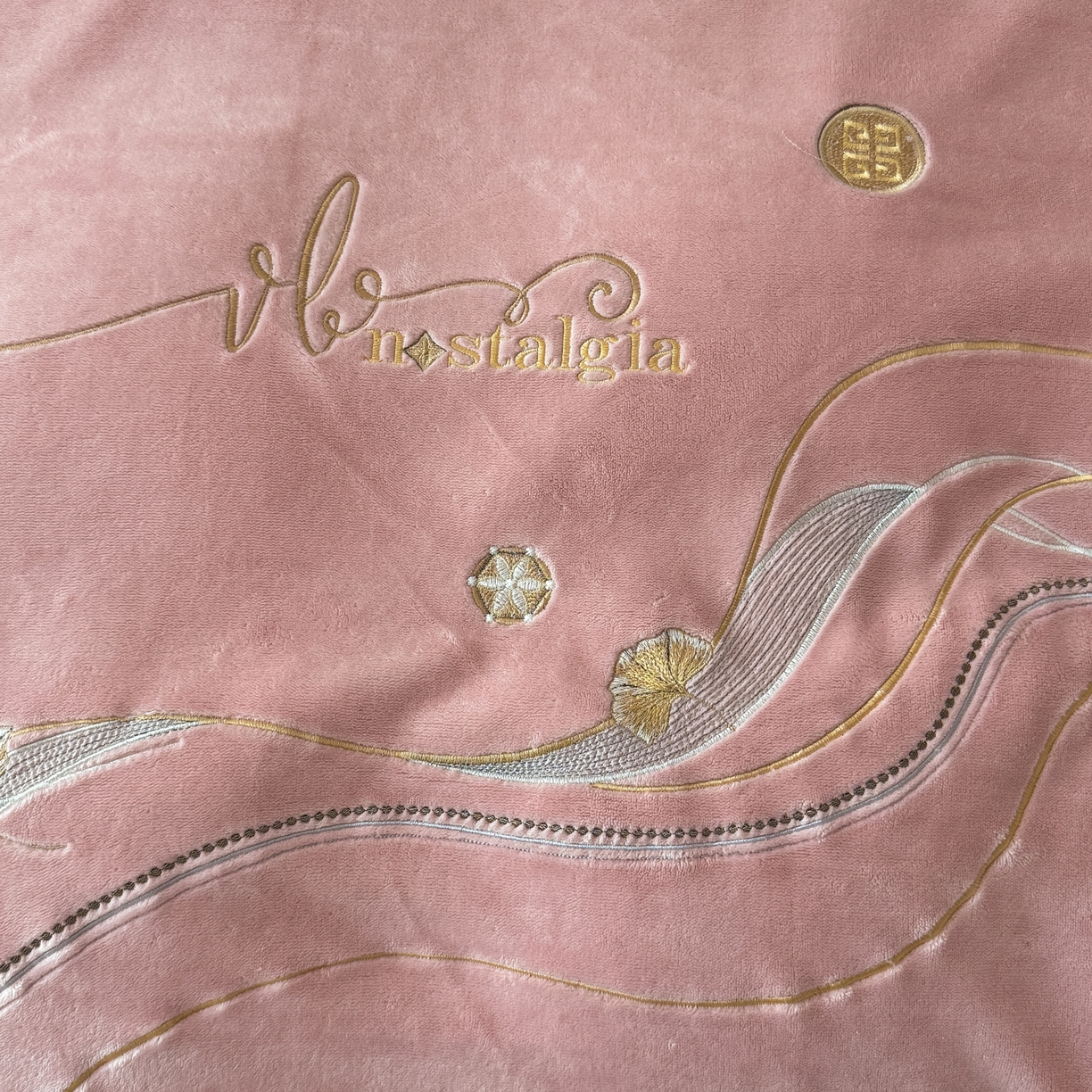 91家纺网 家纺一手货源 找家纺 慕克斯 2025直播新款高克重8.5斤纯色刺绣牛奶绒四件套 朝花夕拾-寐粉