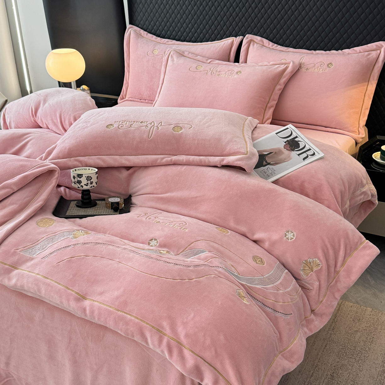 91家纺网 家纺一手货源 找家纺 慕克斯 2025直播新款高克重8.5斤纯色刺绣牛奶绒四件套 朝花夕拾-寐粉