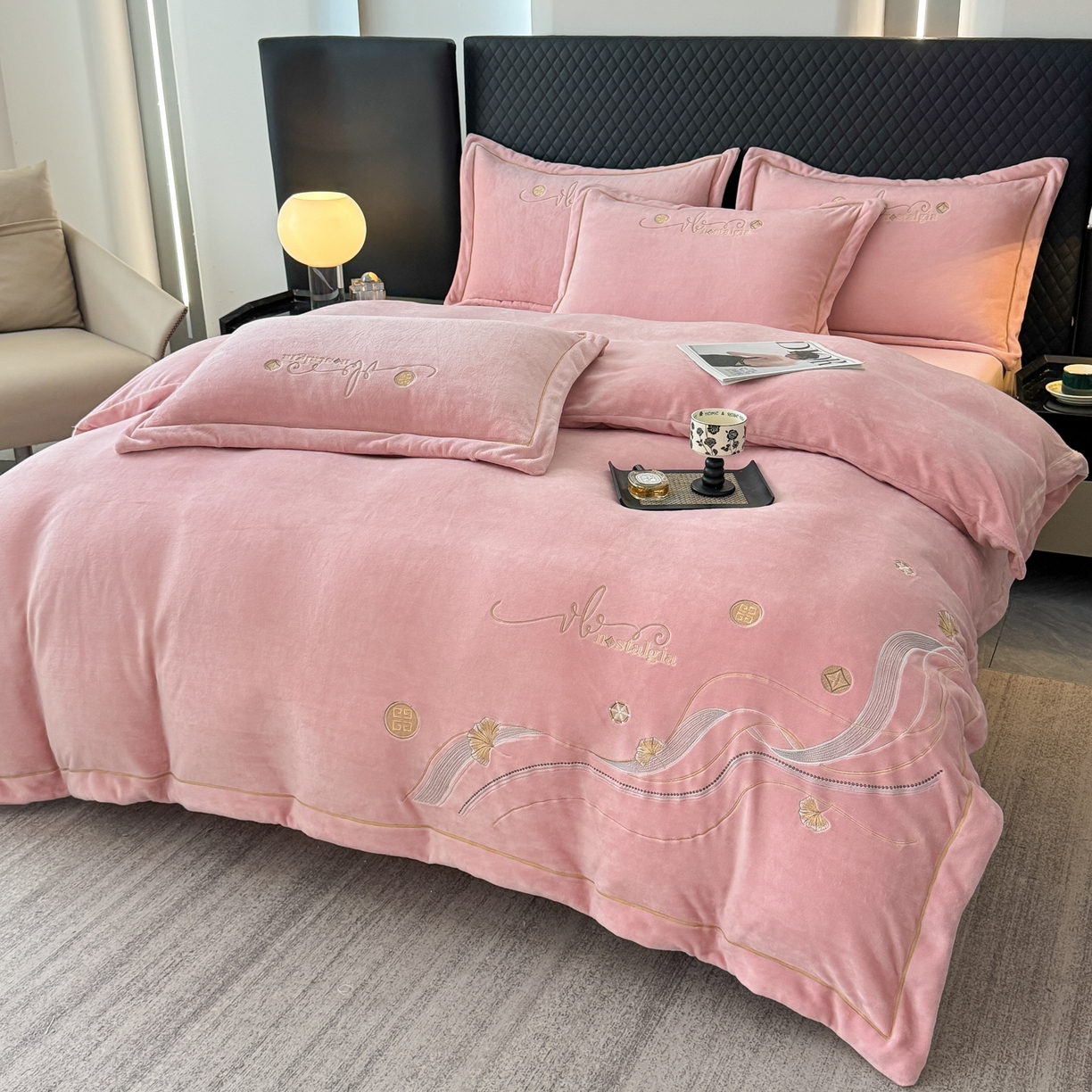 91家纺网 家纺一手货源 找家纺 慕克斯 2025直播新款高克重8.5斤纯色刺绣牛奶绒四件套 朝花夕拾-寐粉