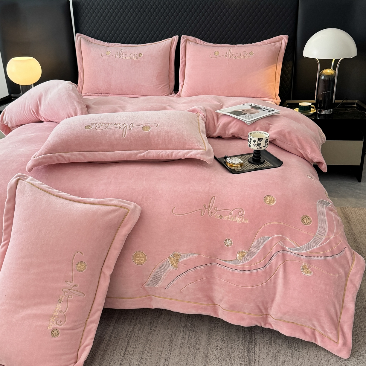 91家纺网 家纺一手货源 找家纺 慕克斯 2025直播新款高克重8.5斤纯色刺绣牛奶绒四件套 朝花夕拾-寐粉