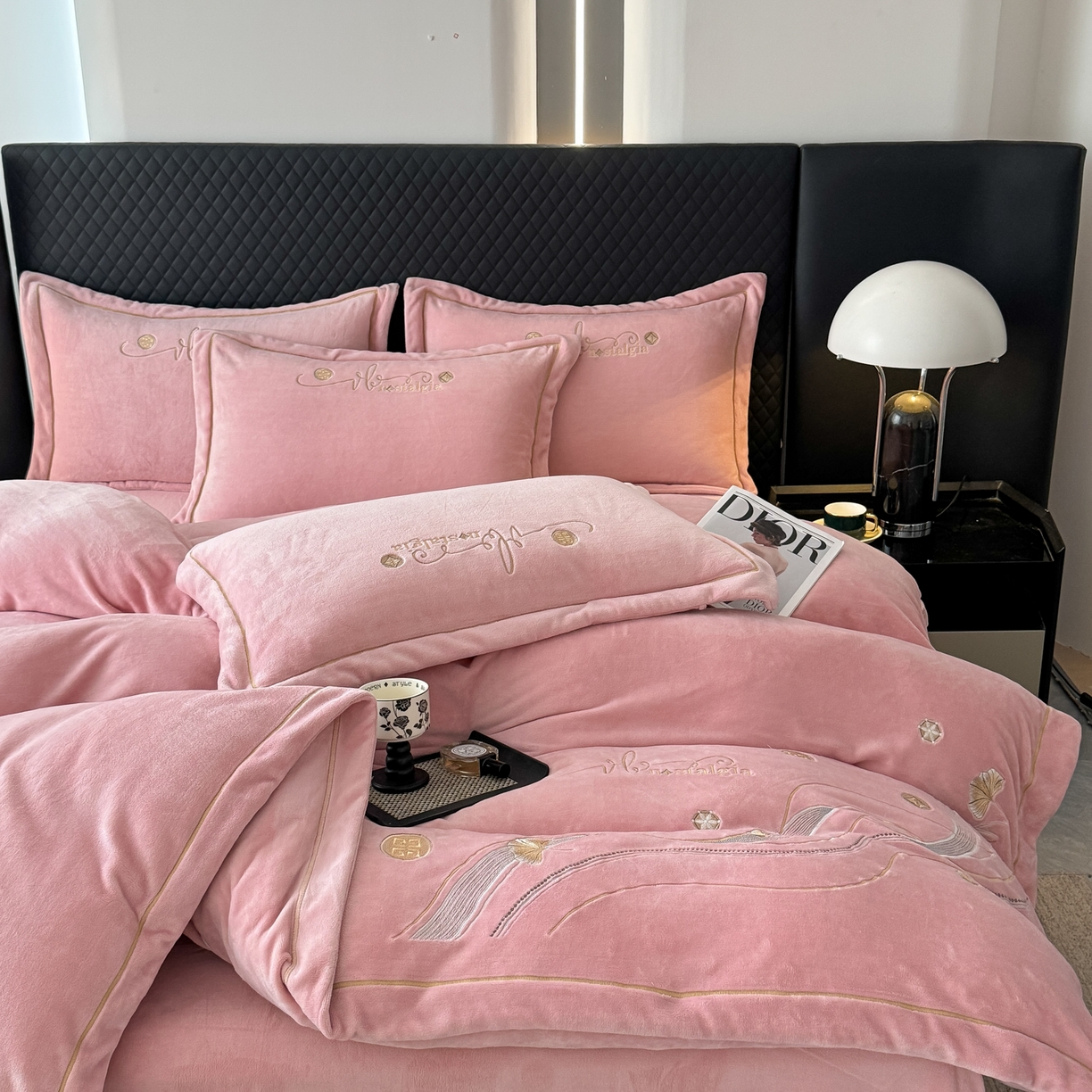 91家纺网 家纺一手货源 找家纺 慕克斯 2025直播新款高克重8.5斤纯色刺绣牛奶绒四件套 朝花夕拾-寐粉